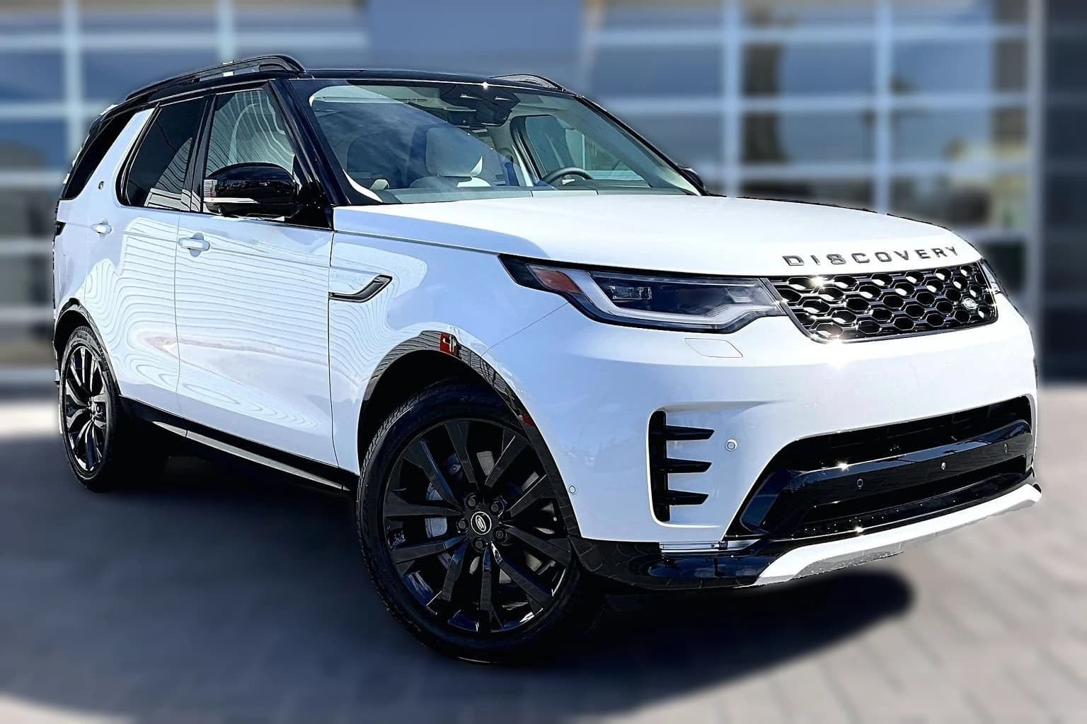 Land Rover Discovery Dynamic SE AWD 2026 — side view