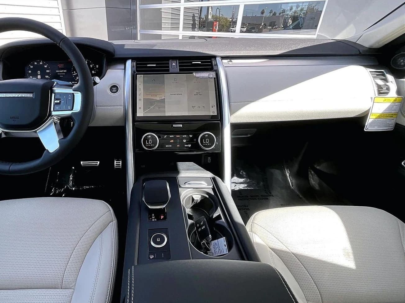 Land Rover Discovery Dynamic SE AWD 2026 — side view