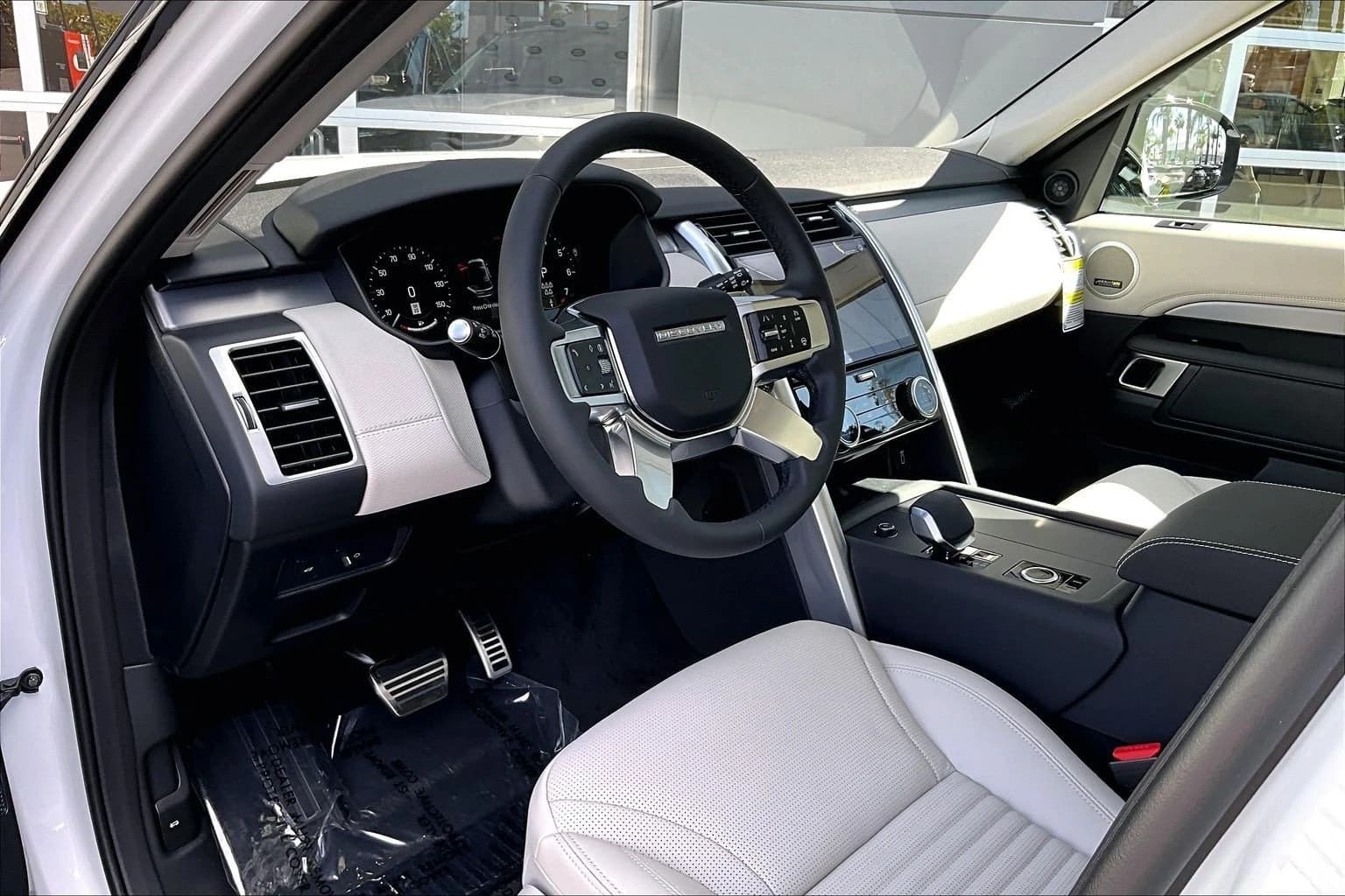 Land Rover Discovery Dynamic SE AWD 2026 — side view