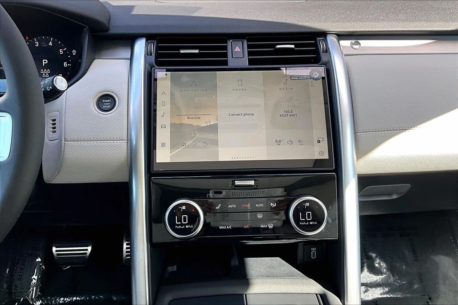 Land Rover Discovery Dynamic SE AWD 2026 — side view