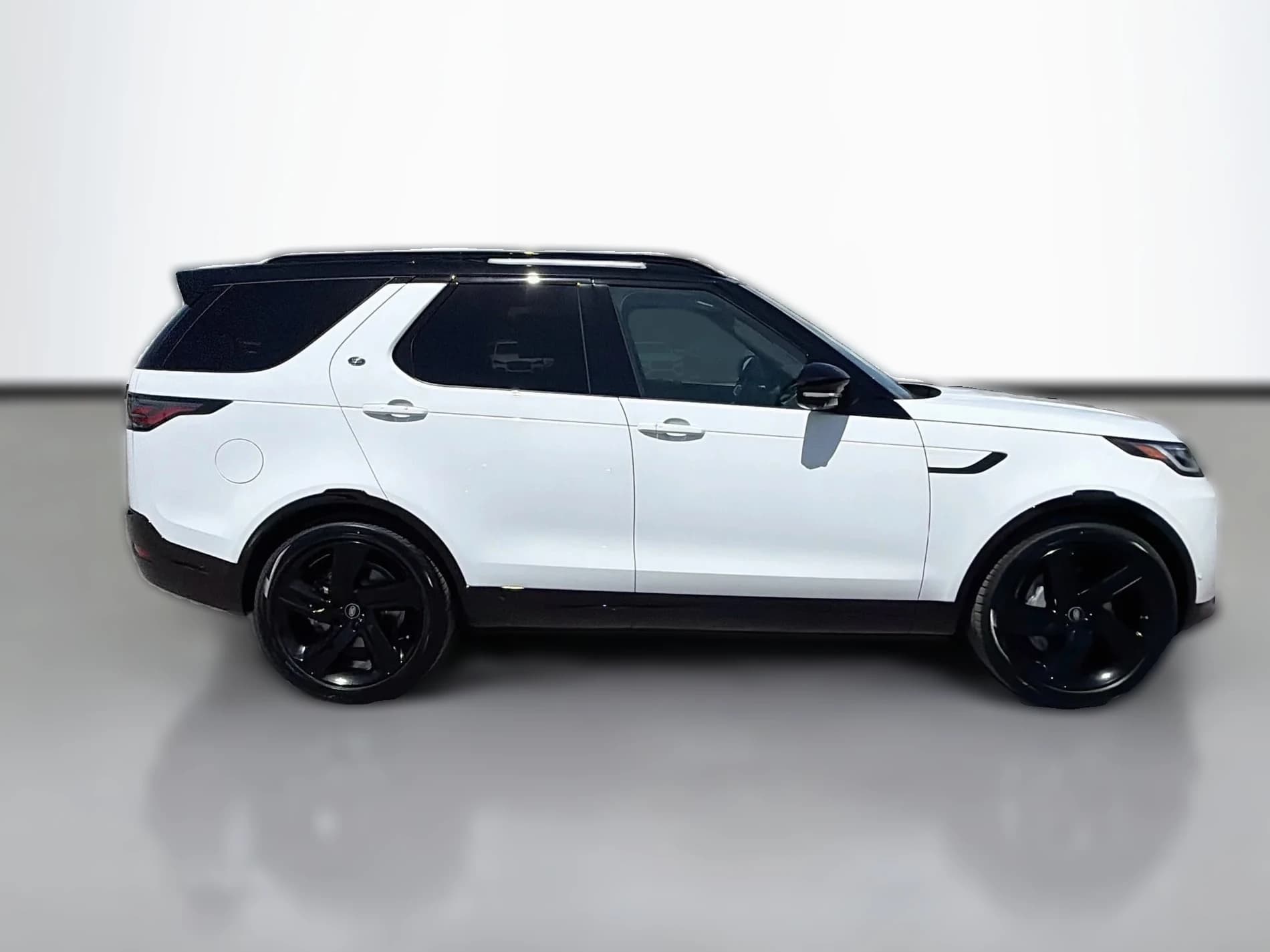 Land Rover Discovery Dynamic SE AWD 2026 — side view