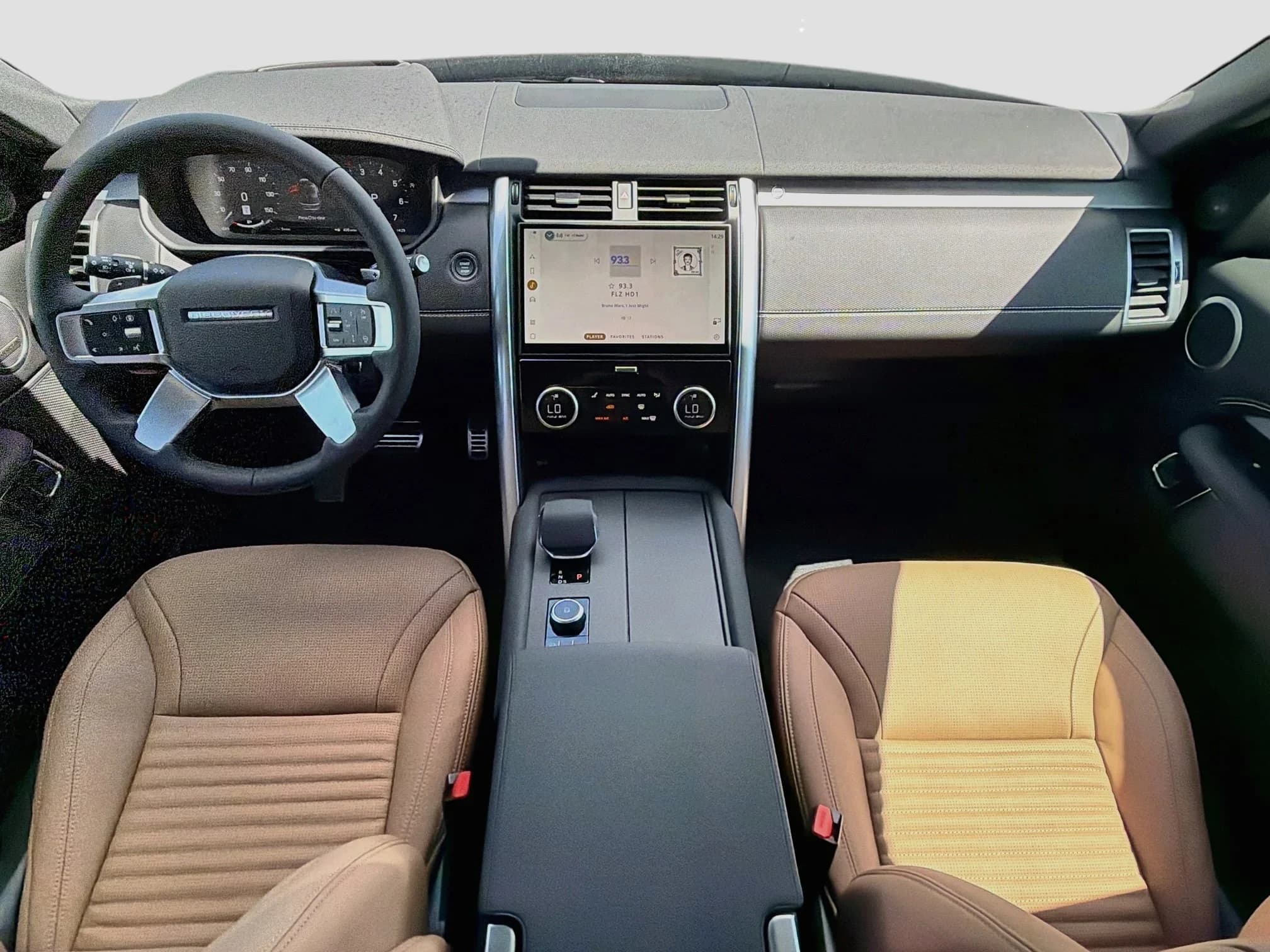 Land Rover Discovery Dynamic SE AWD 2026 — side view