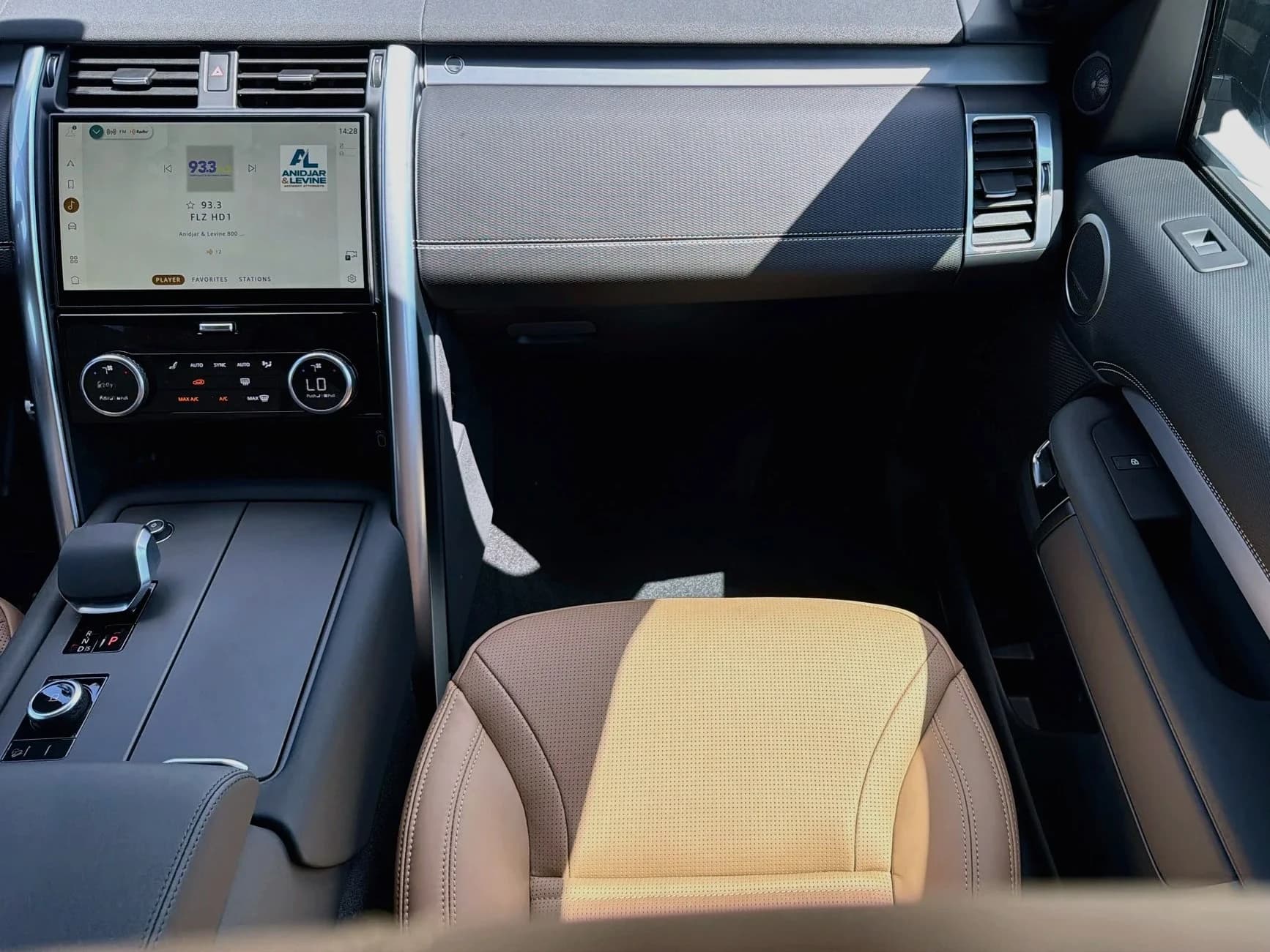 Land Rover Discovery Dynamic SE AWD 2026 — side view