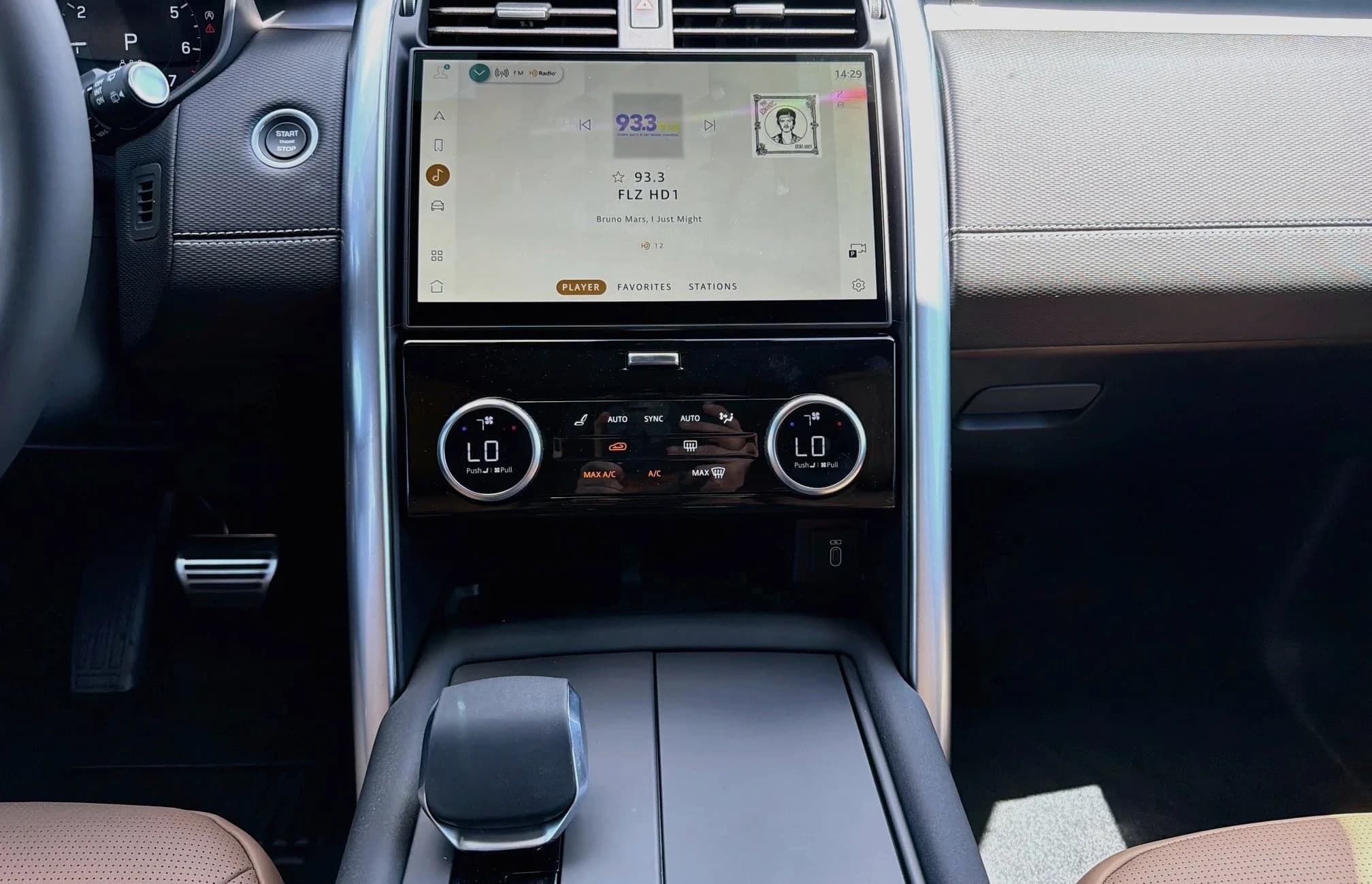 Land Rover Discovery Dynamic SE AWD 2026 — side view