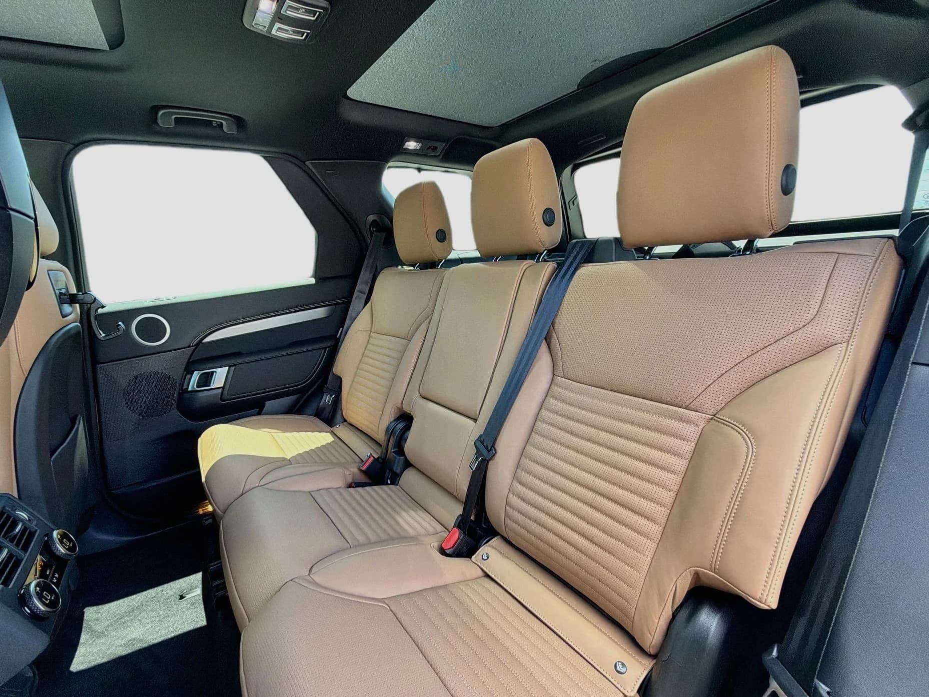 Land Rover Discovery Dynamic SE AWD 2026 — side view