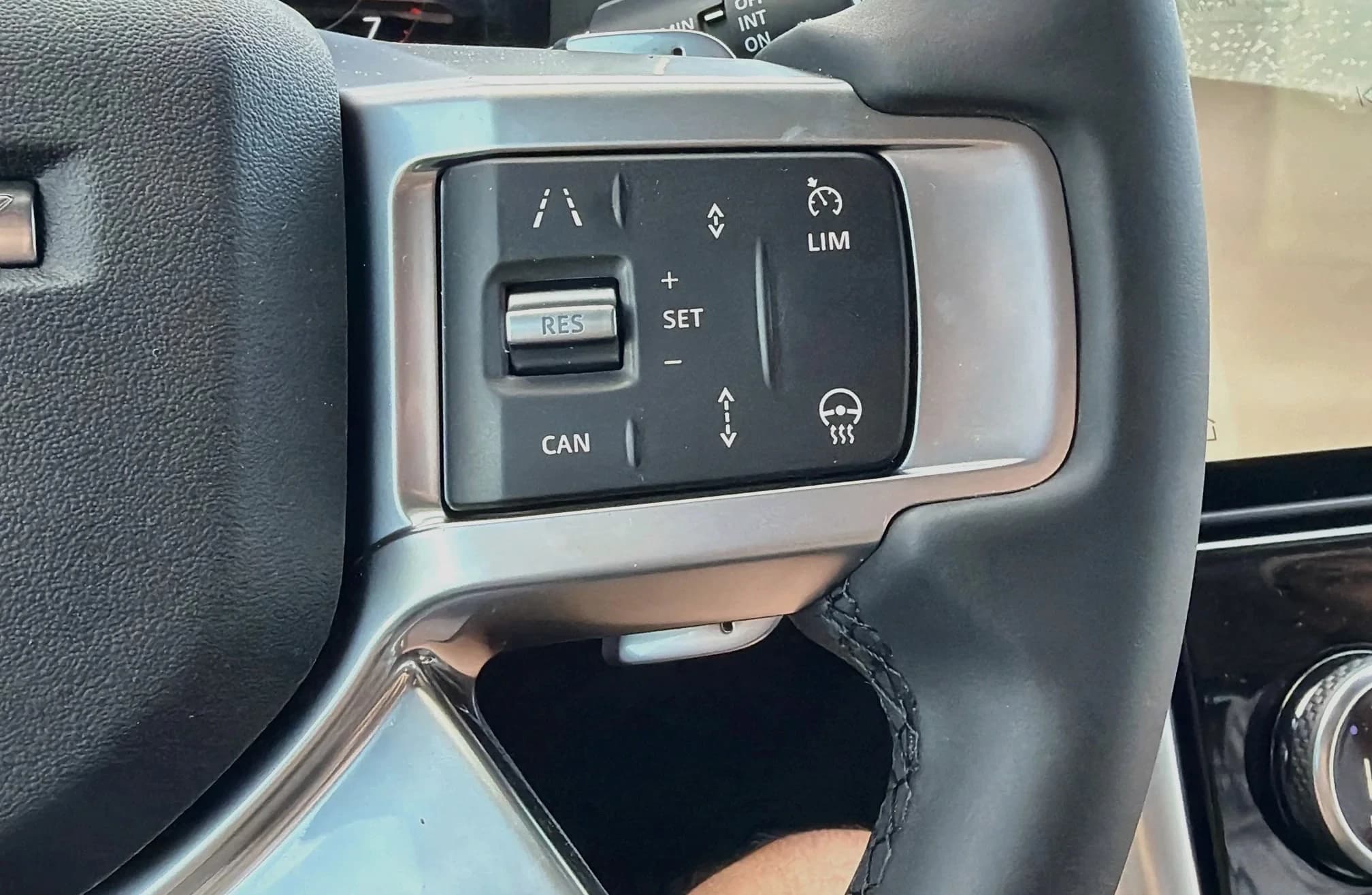 Land Rover Discovery Dynamic SE AWD 2026 — side view