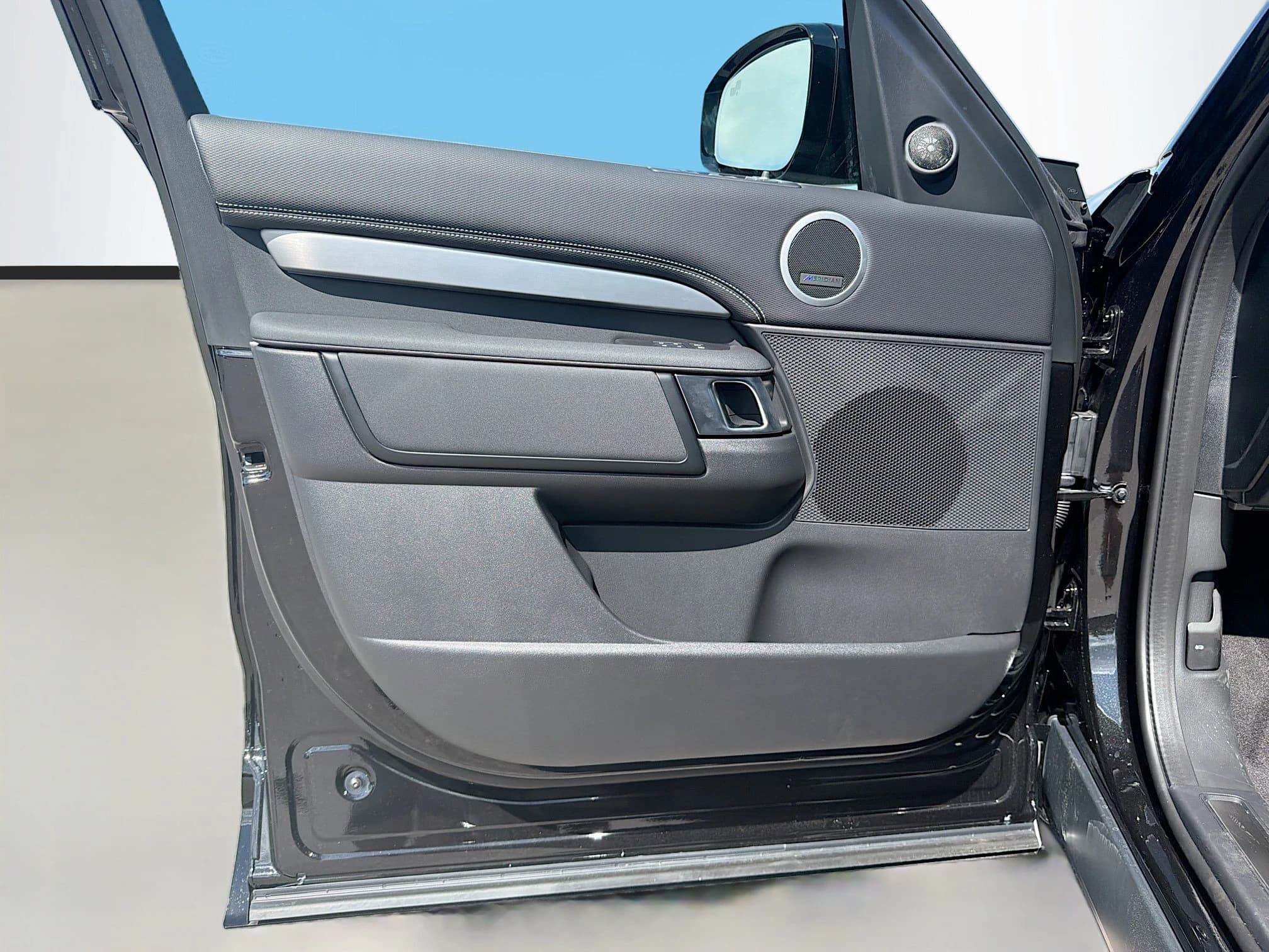 Land Rover Discovery Gemini Edition AWD 2026 — side view