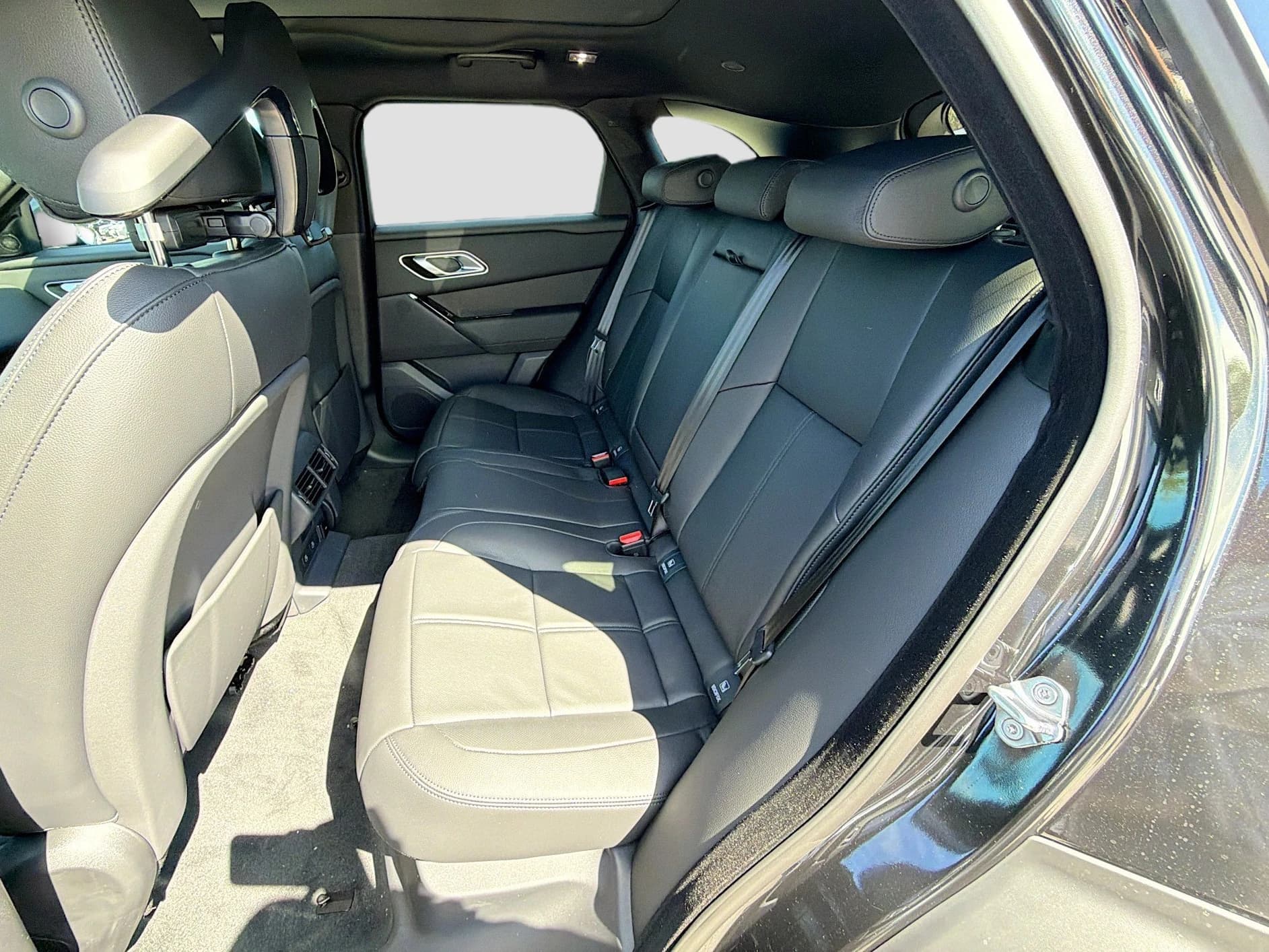Land Rover Range Rover Velar Dynamic SE P400 2026 — side view