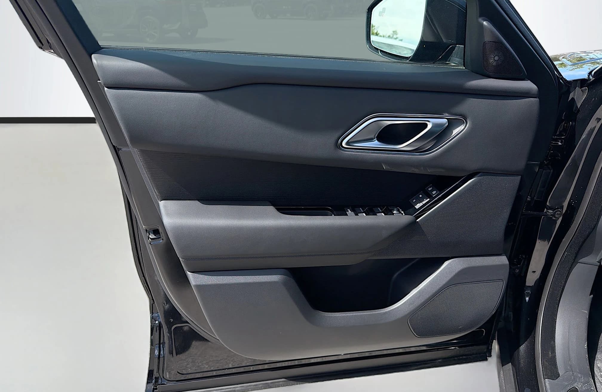 Land Rover Range Rover Velar Dynamic SE P400 2026 — side view