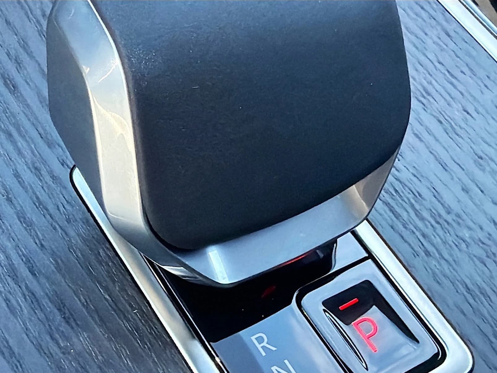 Land Rover Range Rover Velar Dynamic SE P400 2026 — side view