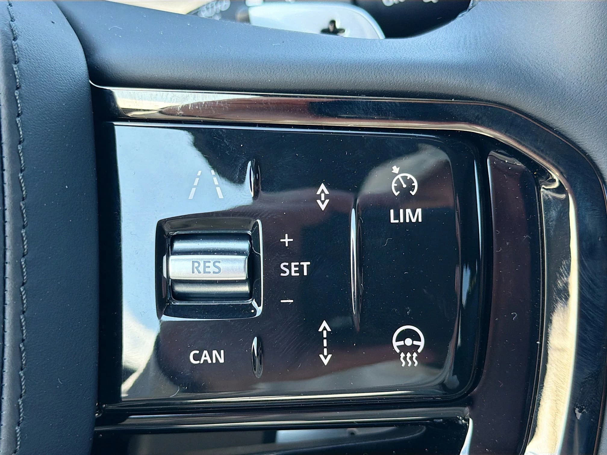 Land Rover Range Rover Velar Dynamic SE P400 2026 — side view