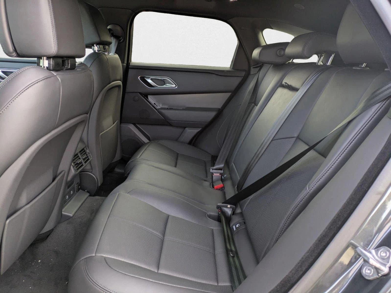 Land Rover Range Rover Velar Dynamic HSE P400 2025 — side view