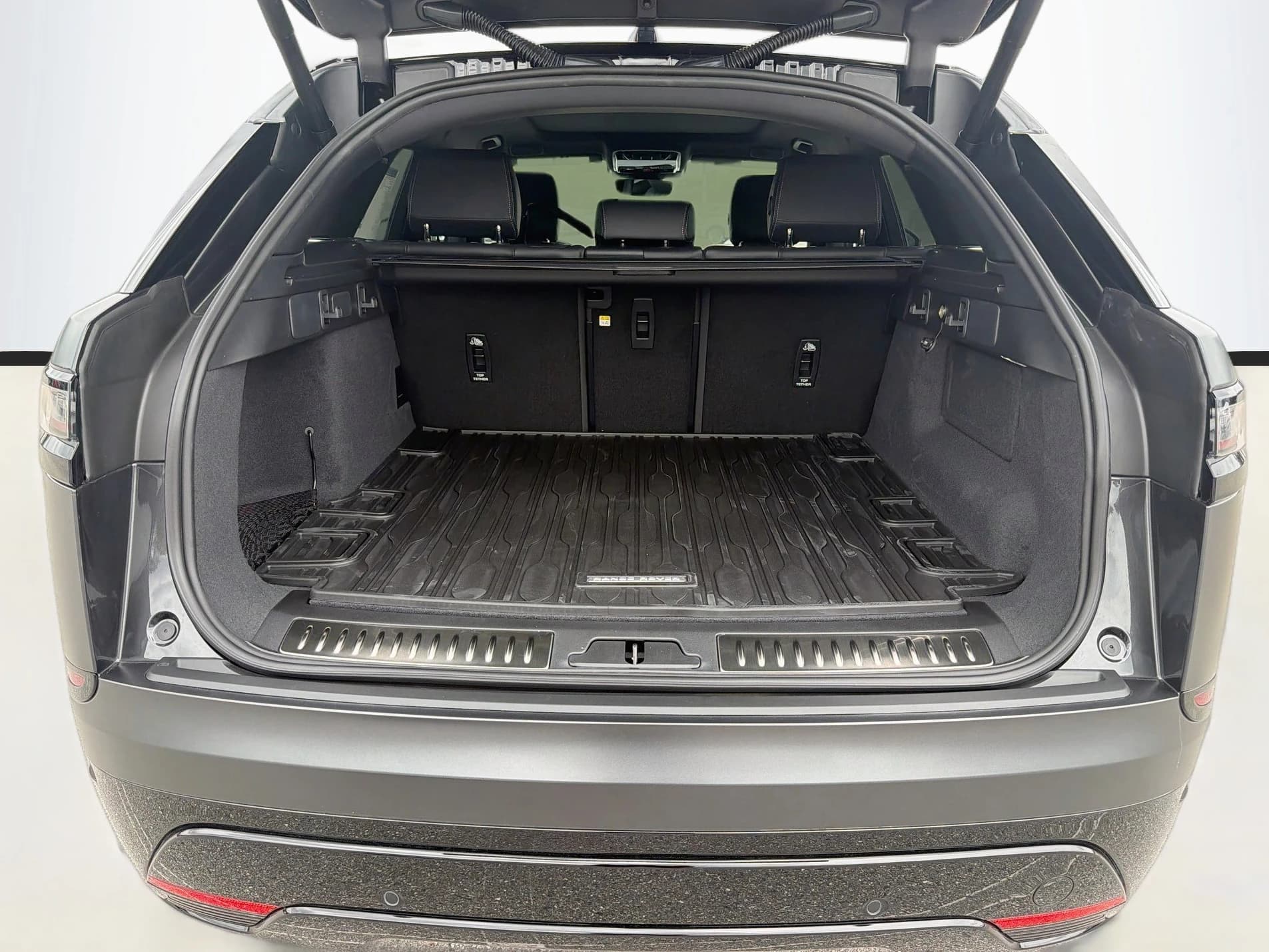 Land Rover Range Rover Velar Belgravia Edition Satin P400 2026 — side view
