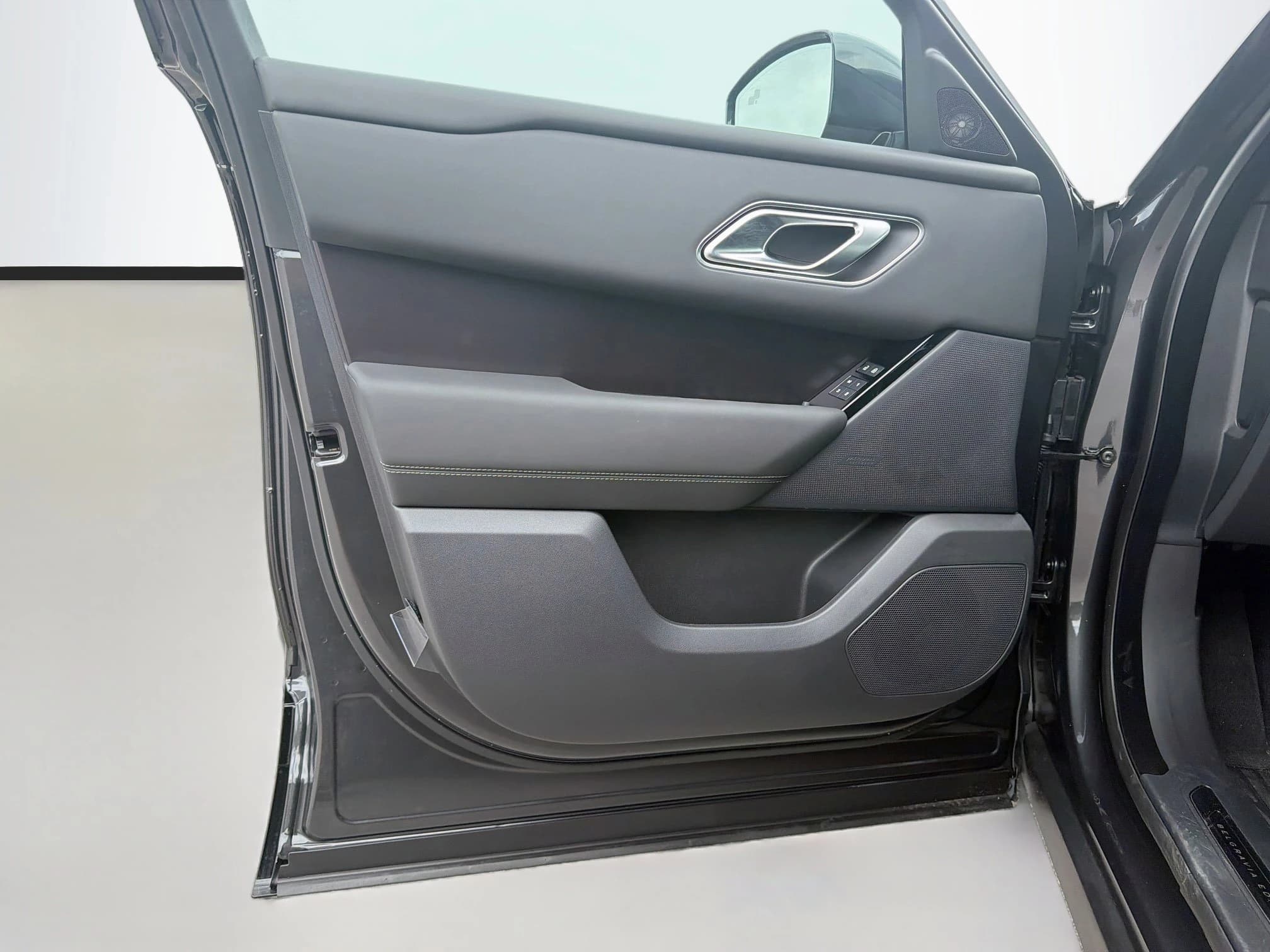 Land Rover Range Rover Velar Belgravia Edition Satin P400 2026 — side view