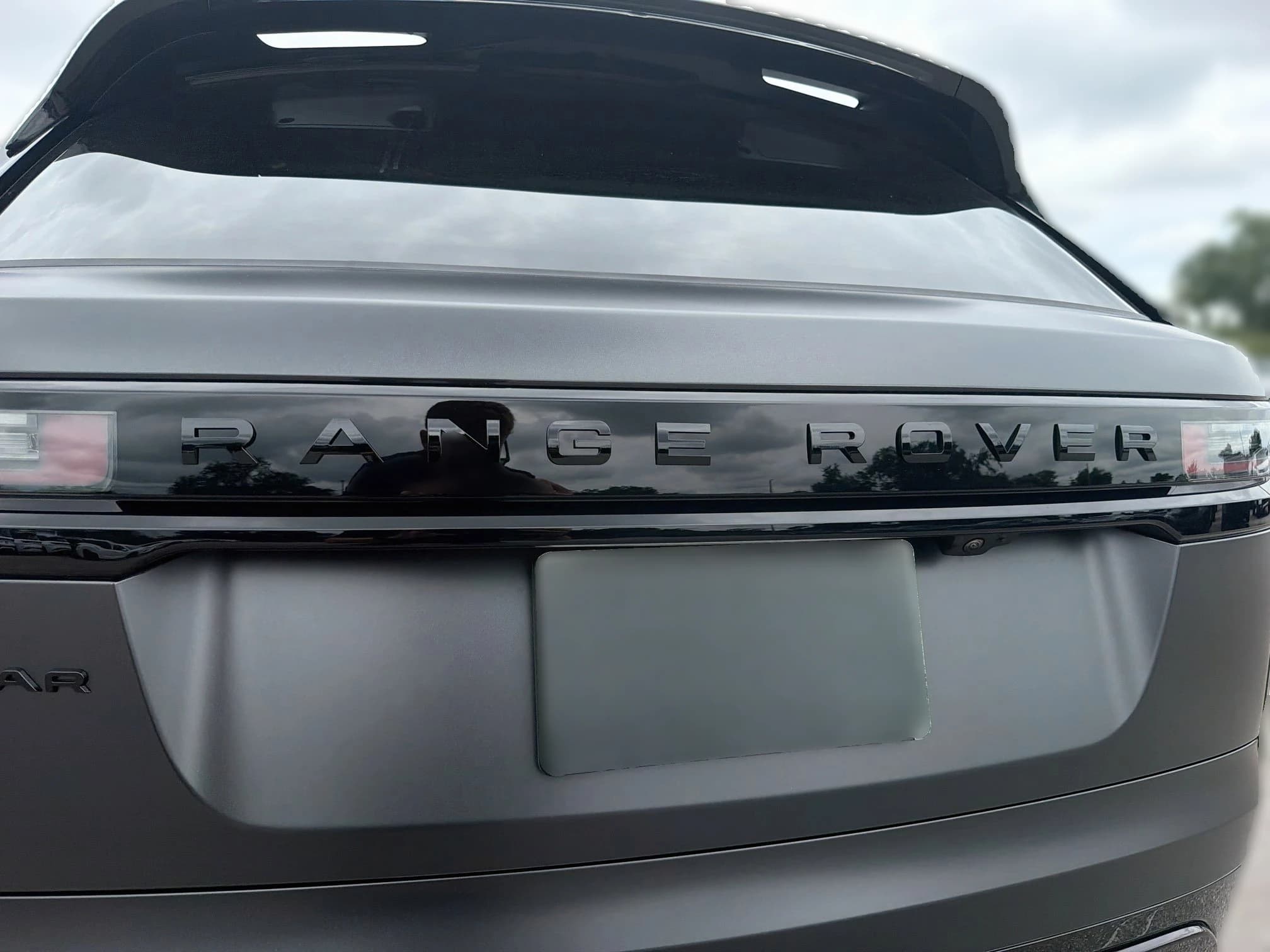 Land Rover Range Rover Velar Belgravia Edition Satin P400 2026 — side view