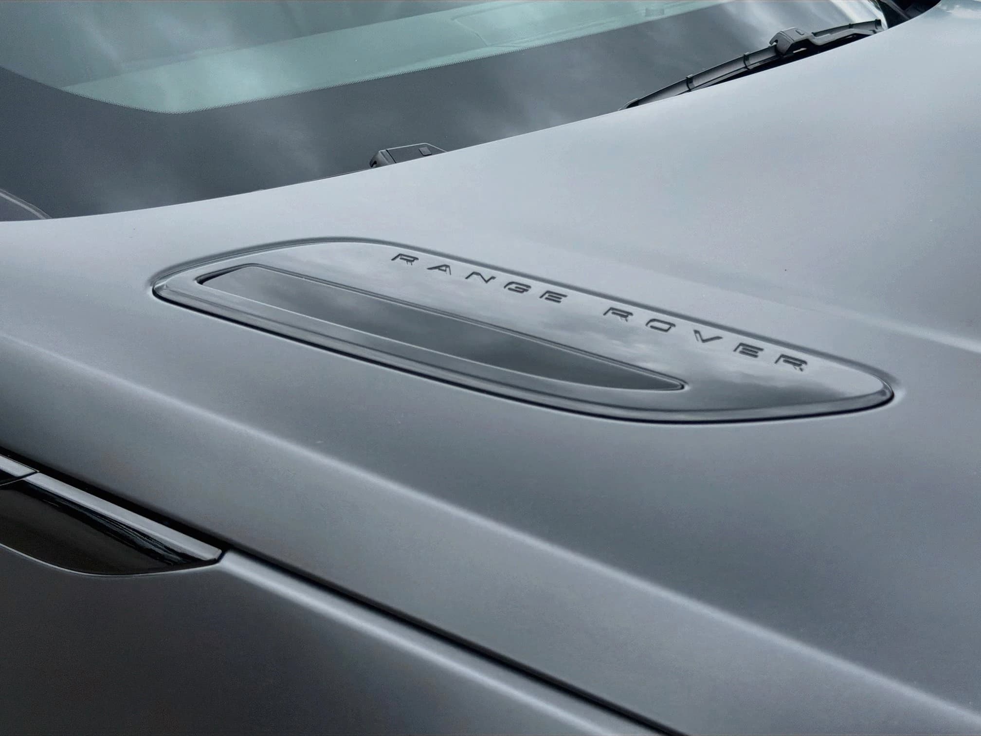 Land Rover Range Rover Velar Belgravia Edition Satin P400 2026 — side view