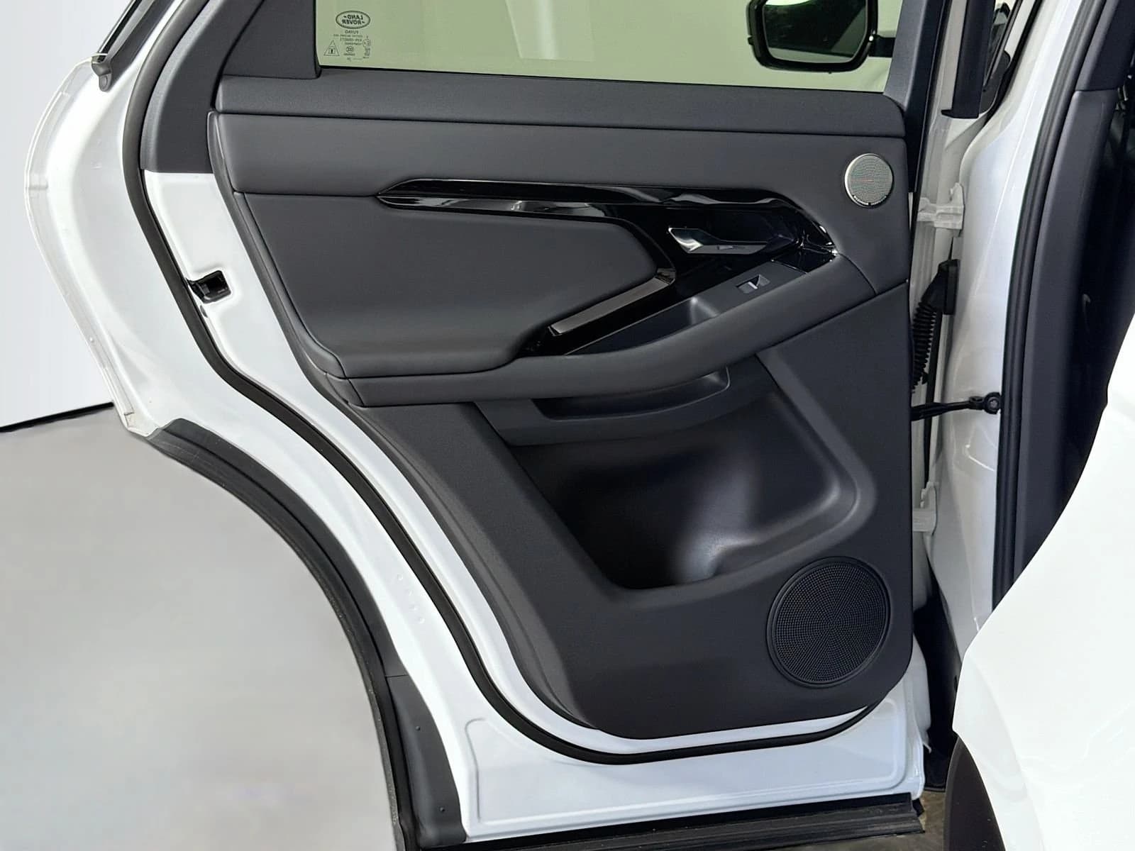 Land Rover Range Rover Evoque Dynamic SE AWD 2026 — side view