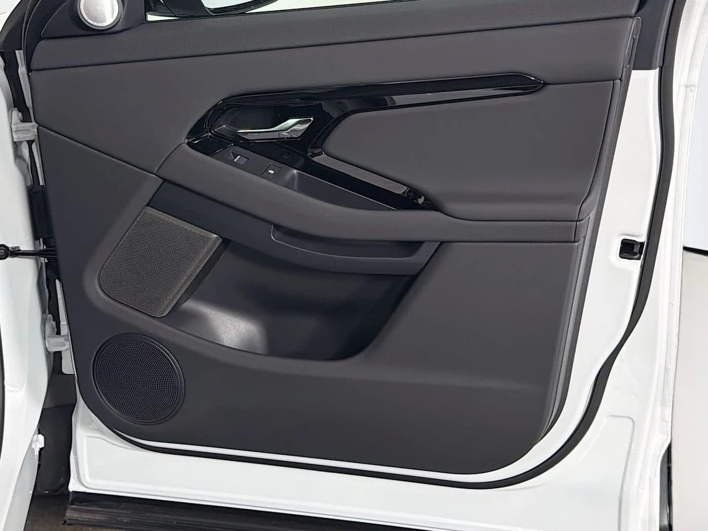 Land Rover Range Rover Evoque Dynamic SE AWD 2026 — side view