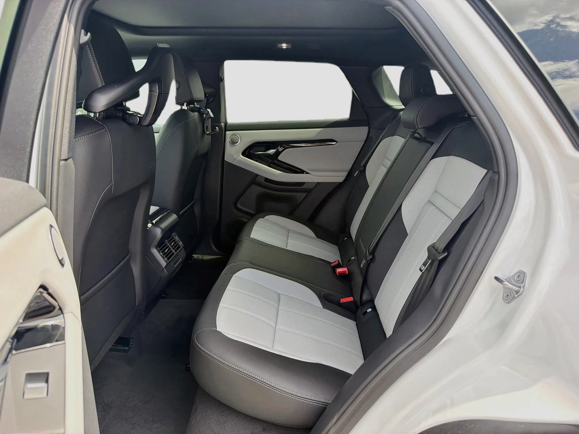 Land Rover Range Rover Evoque Hoxton Edition AWD 2026 — side view