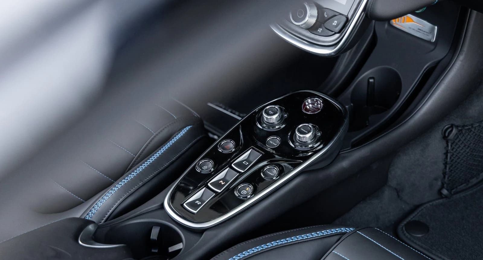 McLaren GTS Performance Coupe 2025 — side view