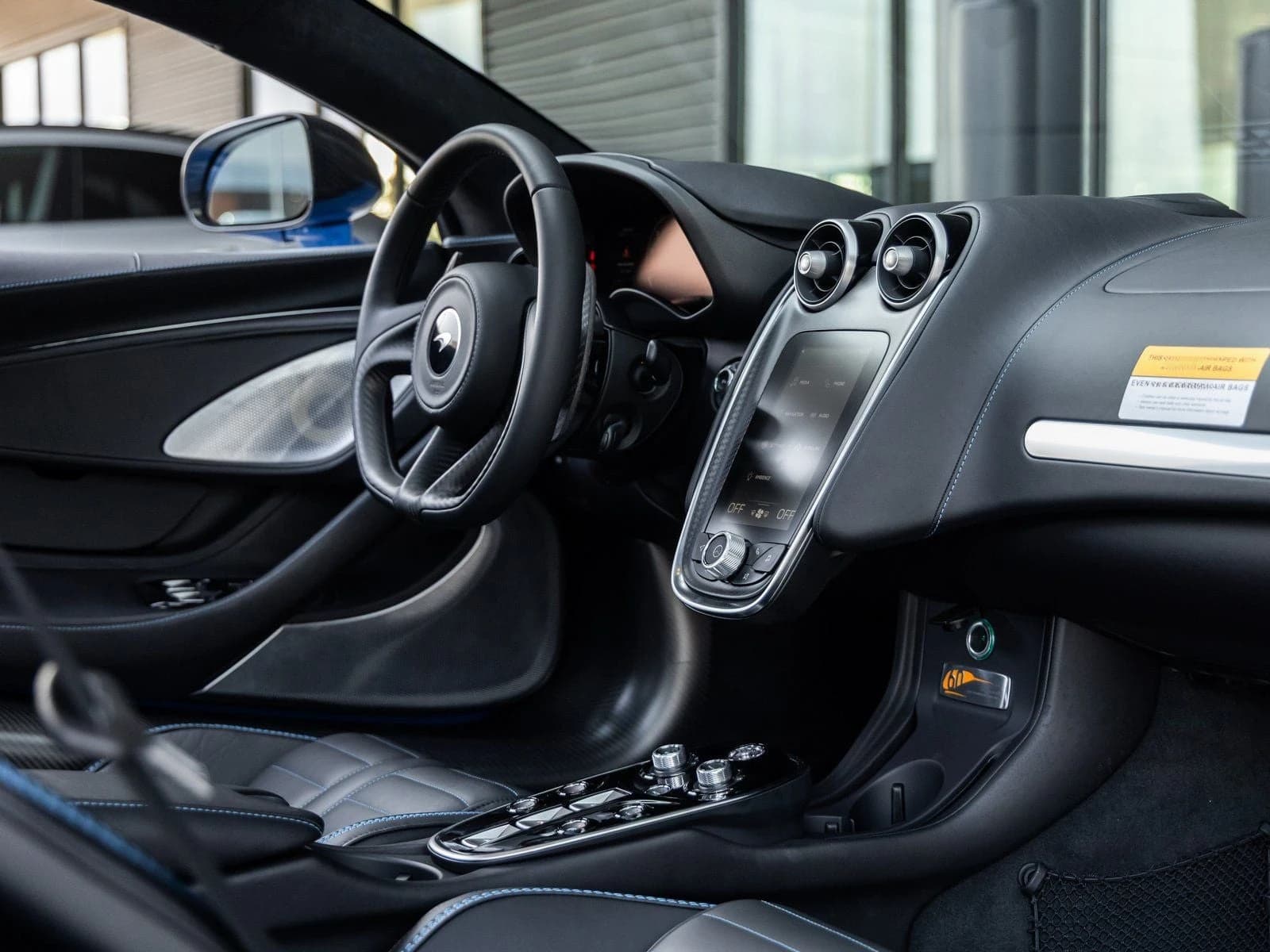 McLaren GTS Performance Coupe 2025 — side view