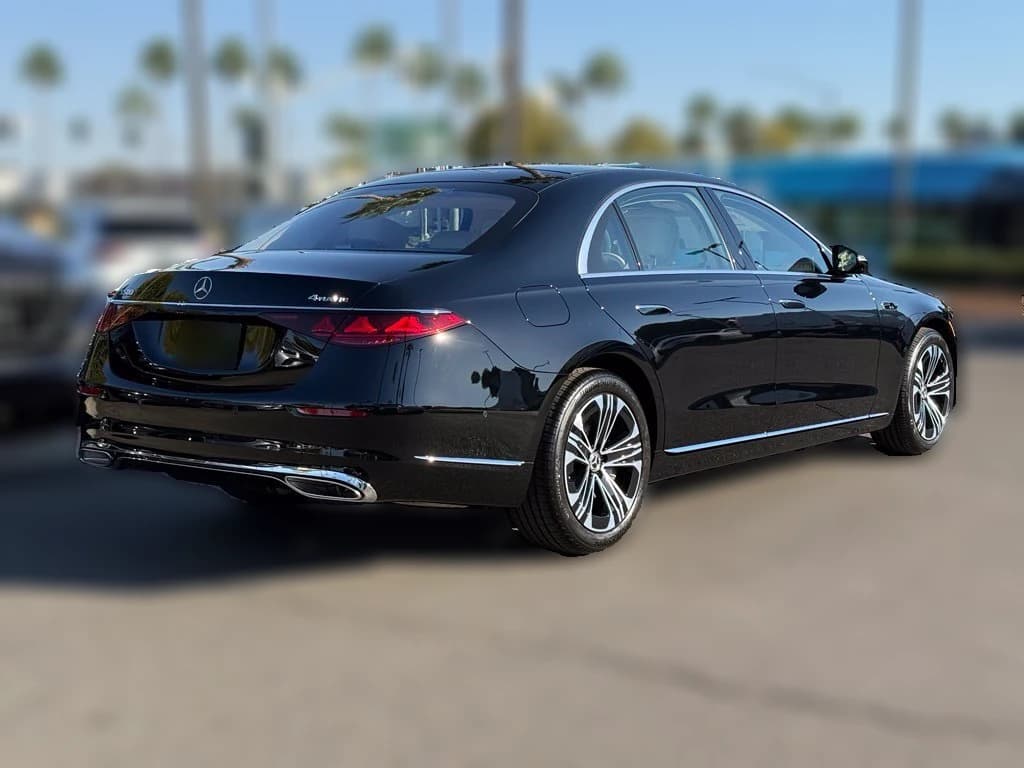 Mercedes-Benz S-Class S 500 4MATIC Sedan 2027 — side view