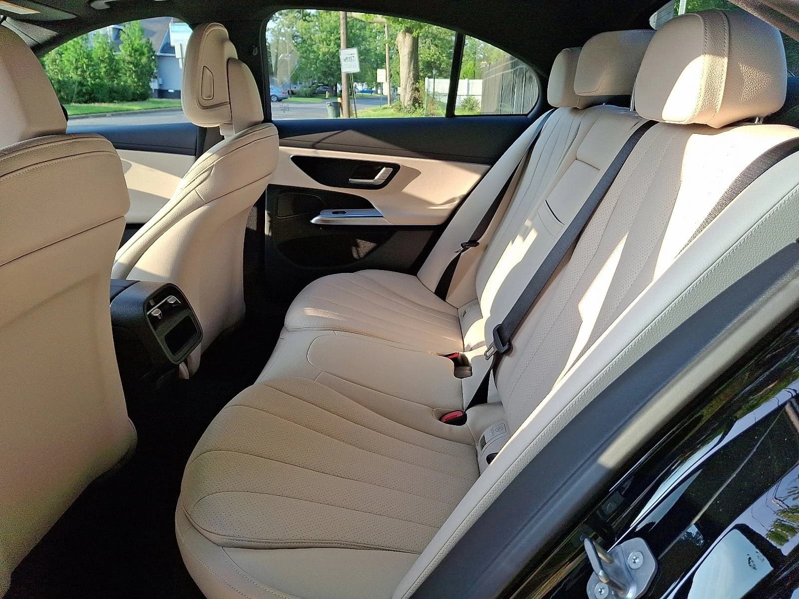 Mercedes-Benz E-Class E 350 4MATIC Sedan 2027 — side view