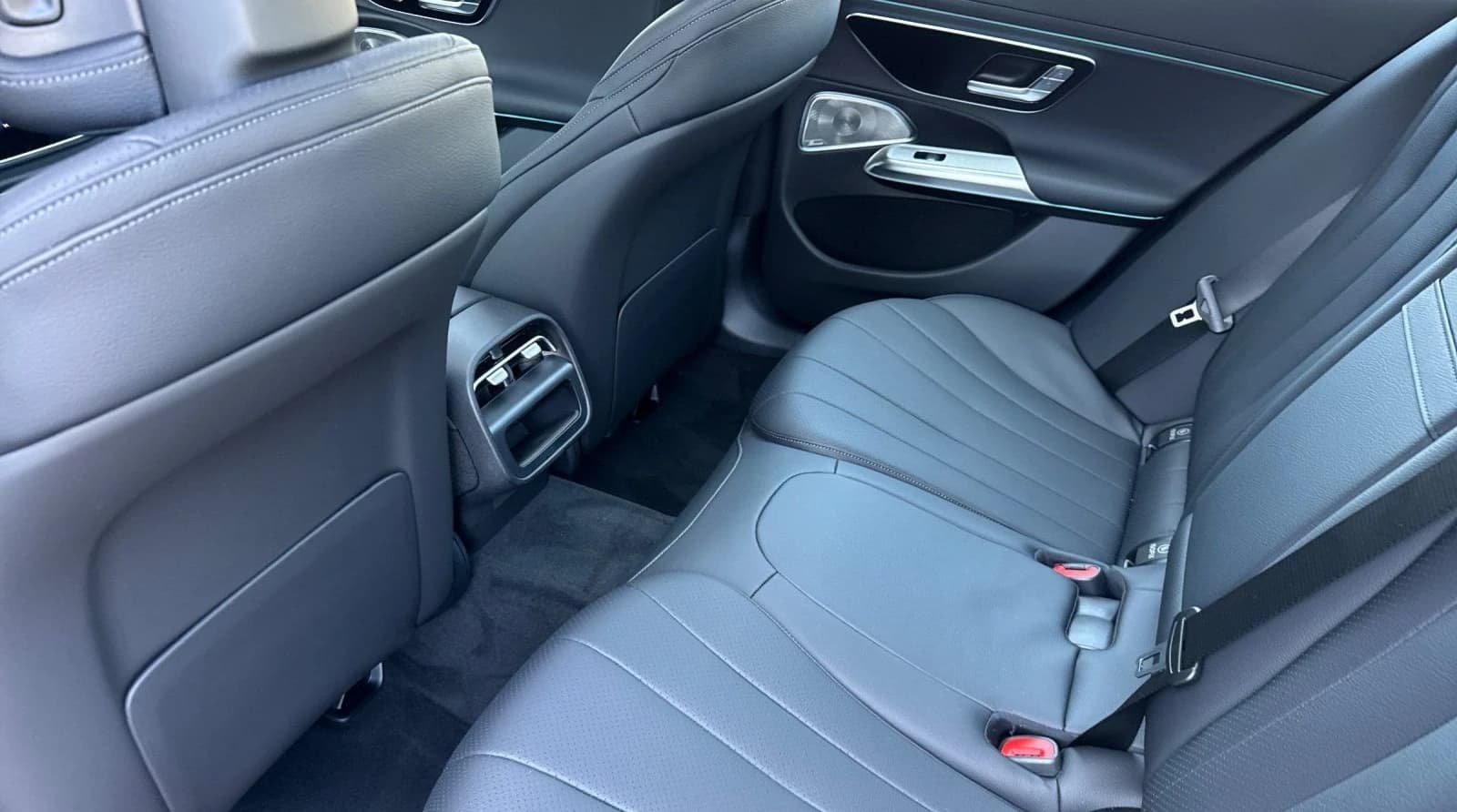 Mercedes-Benz E-Class E 450 4MATIC Sedan 2026 — side view
