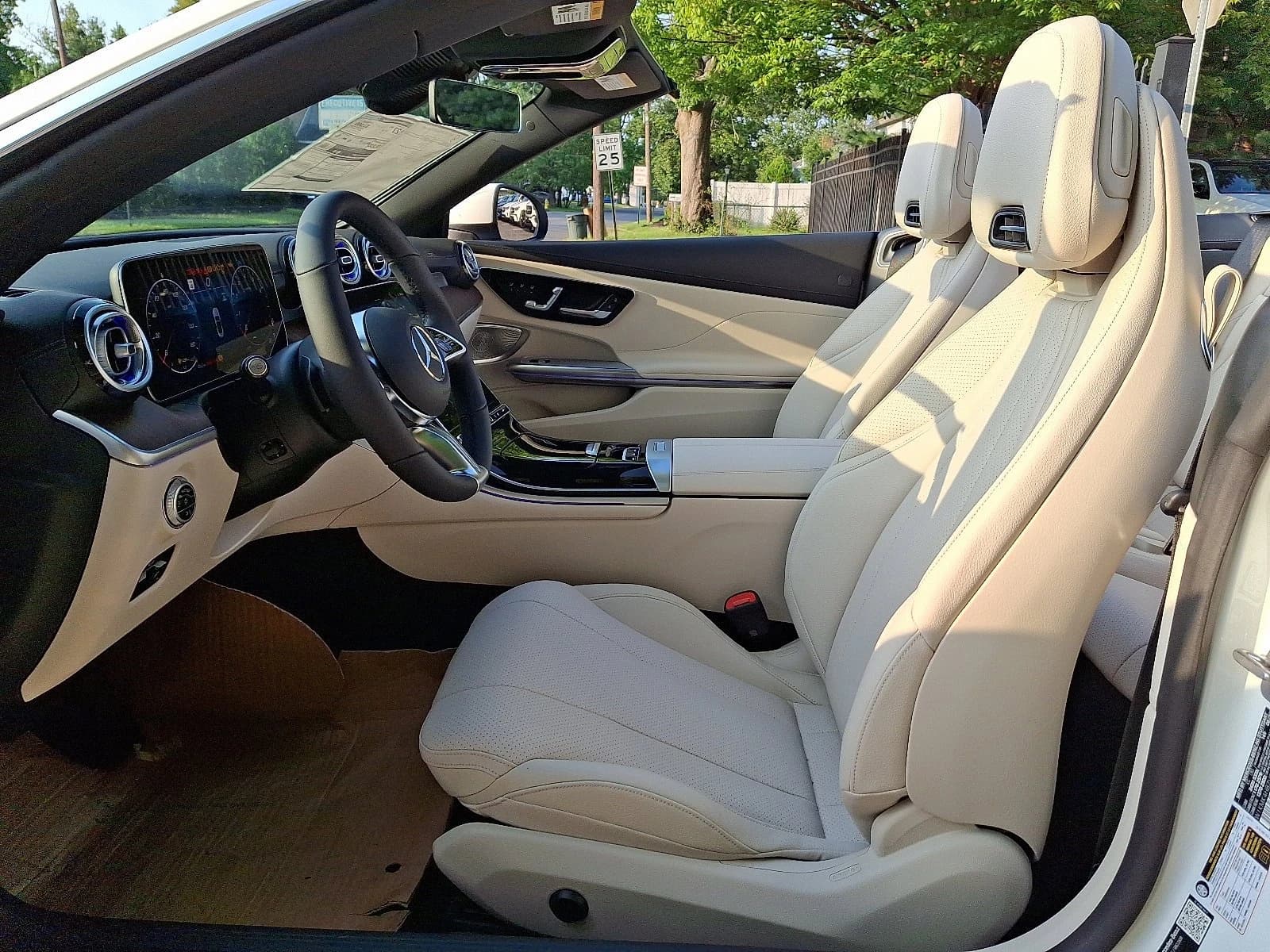 Mercedes-Benz CLE CLE 300 4MATIC Cabriolet 2027 — side view