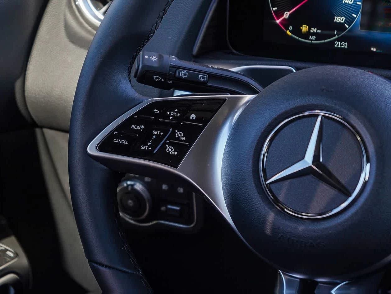 Mercedes-Benz GLB GLB 250 SUV 2026 — side view