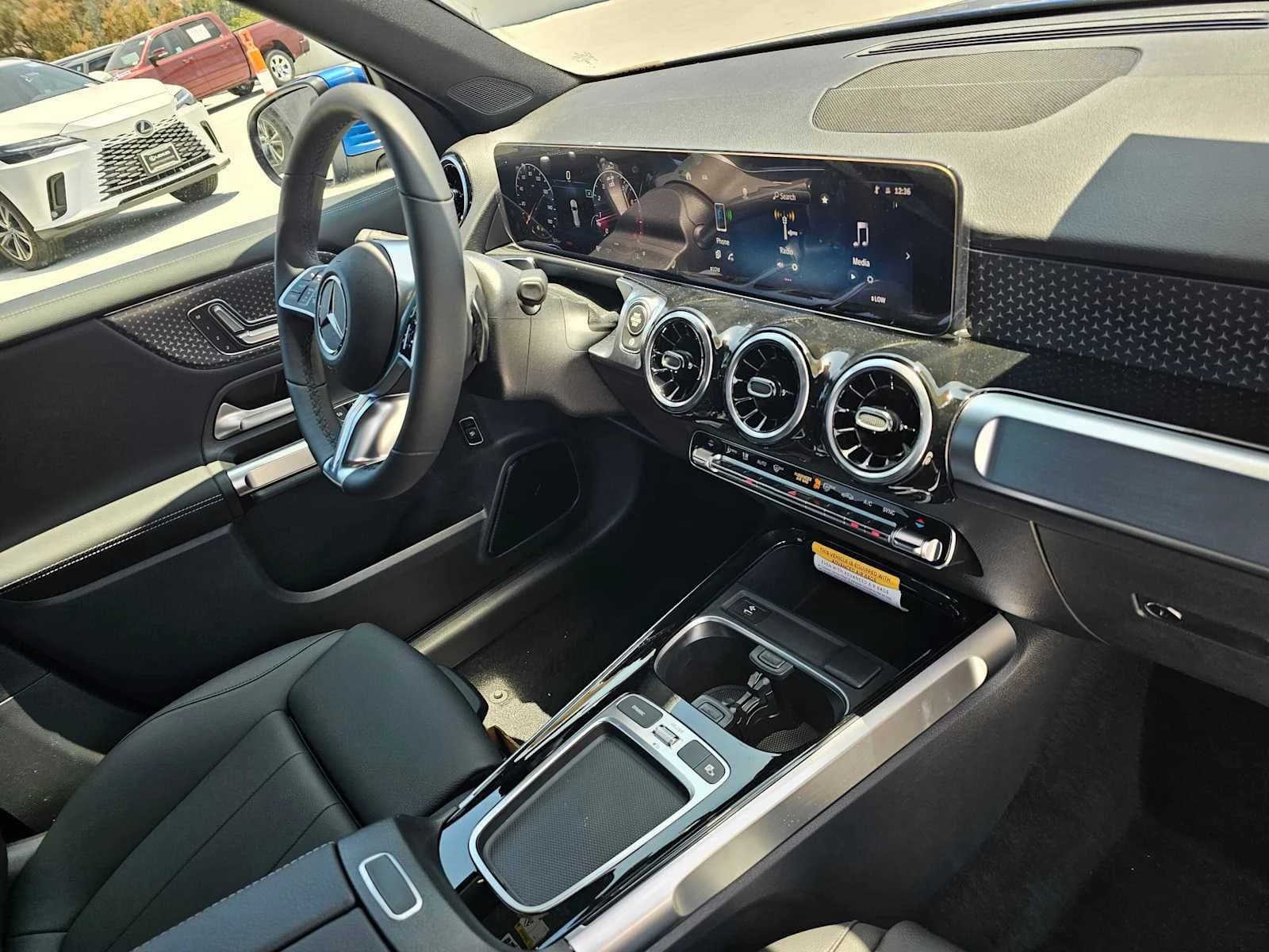 Mercedes-Benz GLB GLB 250 SUV 2026 — side view