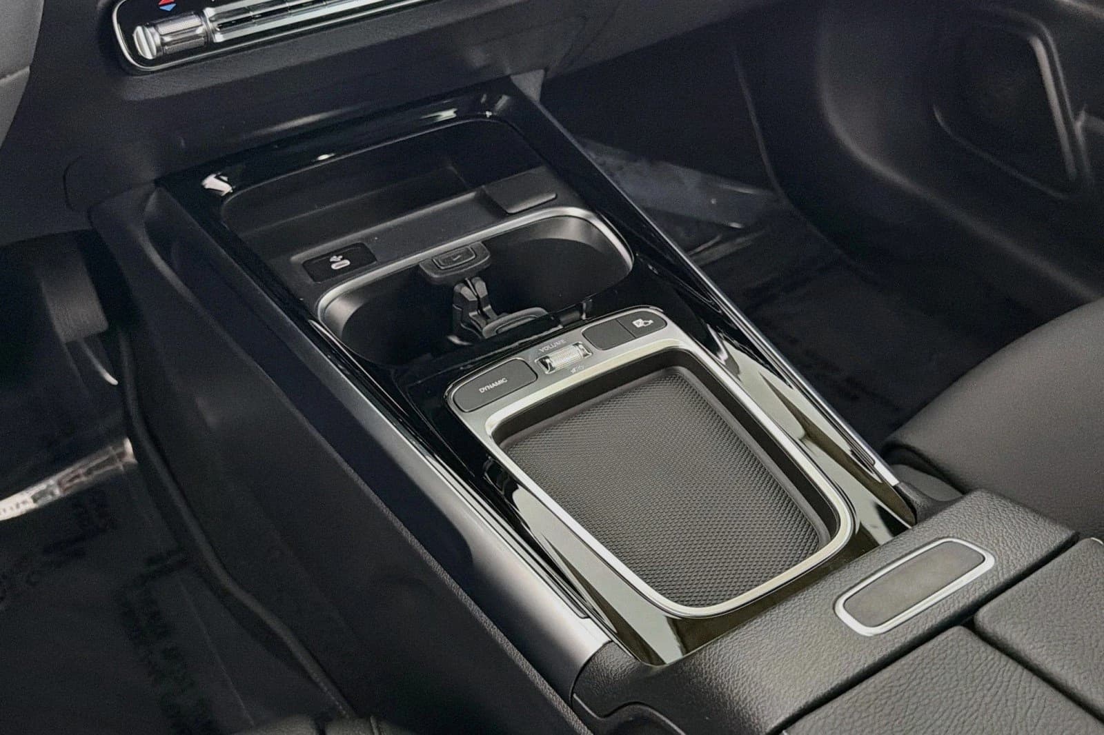 Mercedes-Benz GLB GLB 250 SUV 2026 — side view