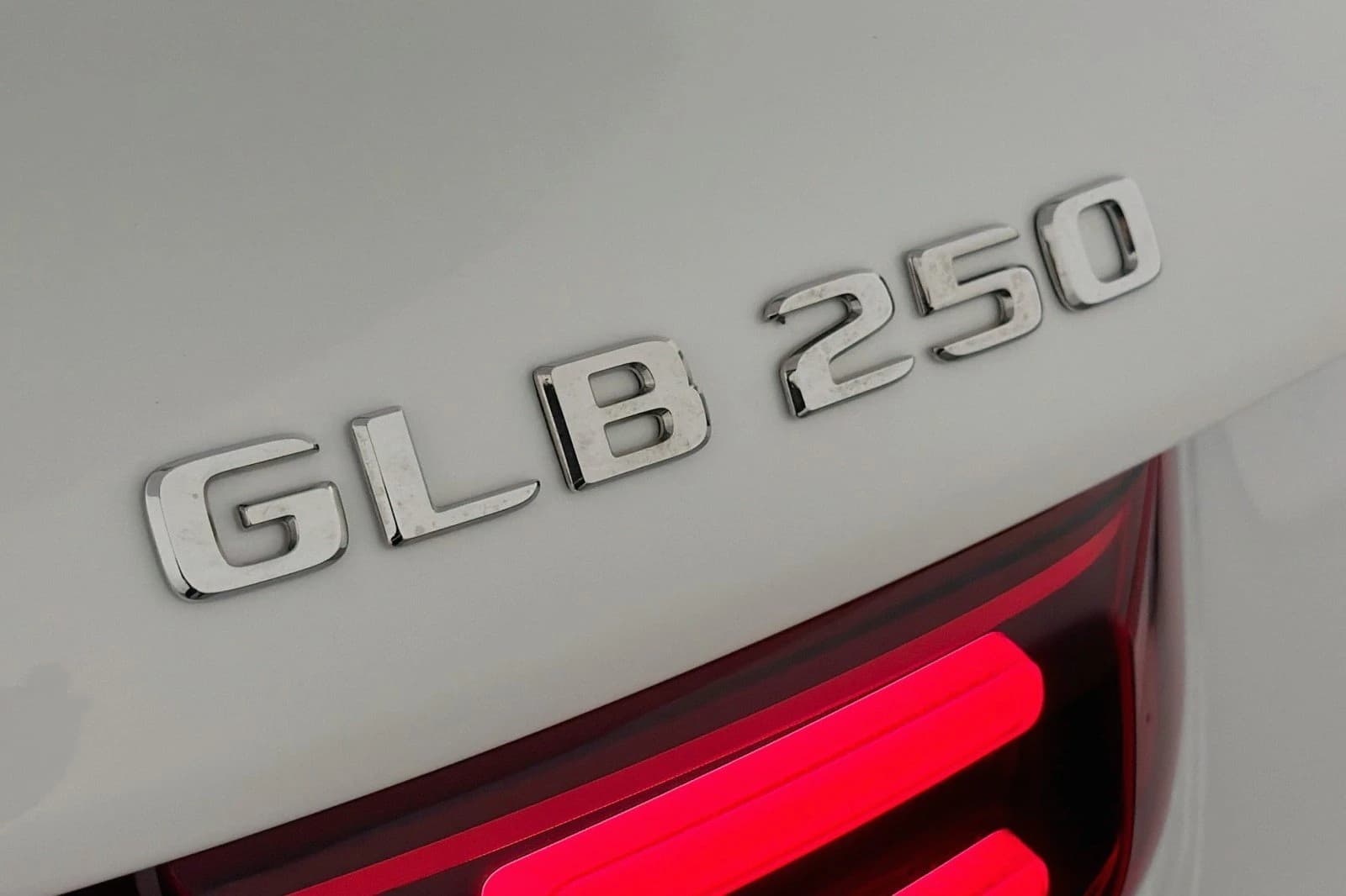 Mercedes-Benz GLB GLB 250 SUV 2026 — side view