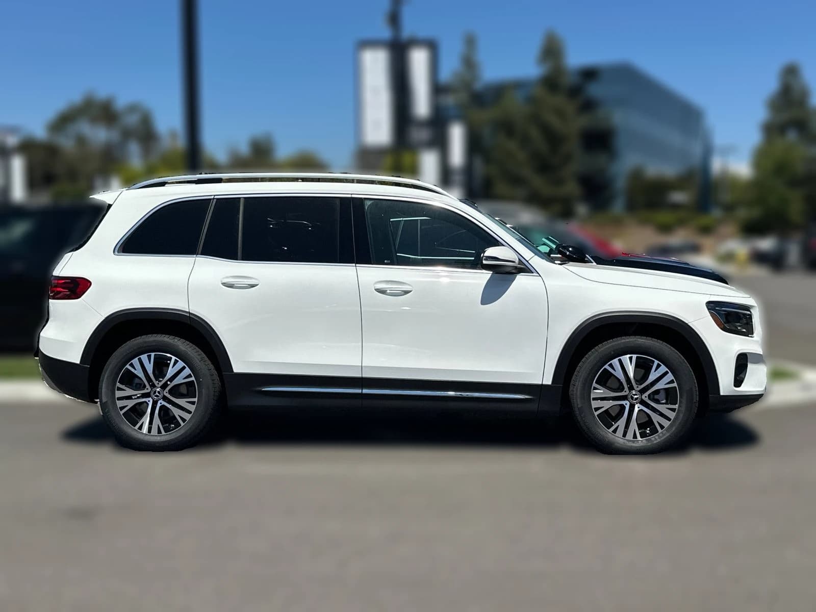 Mercedes-Benz GLB GLB 250 SUV 2026 — side view