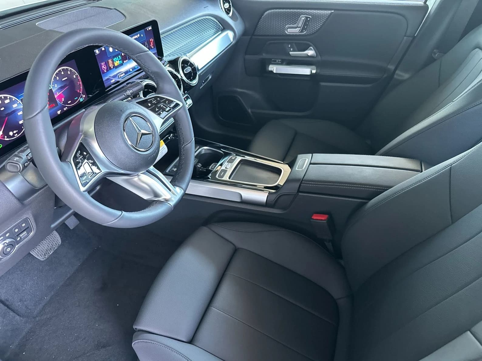 Mercedes-Benz GLB GLB 250 SUV 2026 — side view