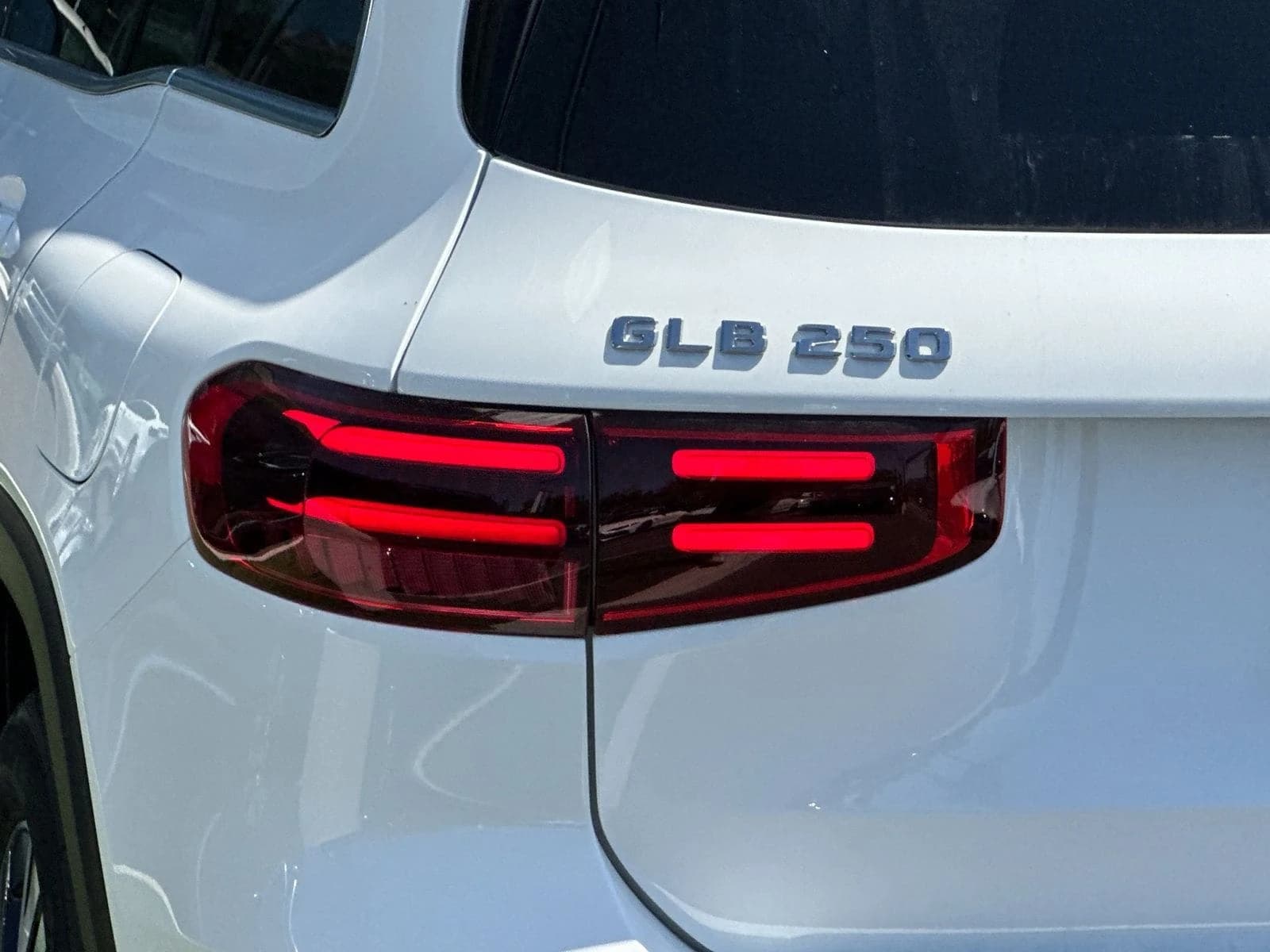 Mercedes-Benz GLB GLB 250 SUV 2026 — side view