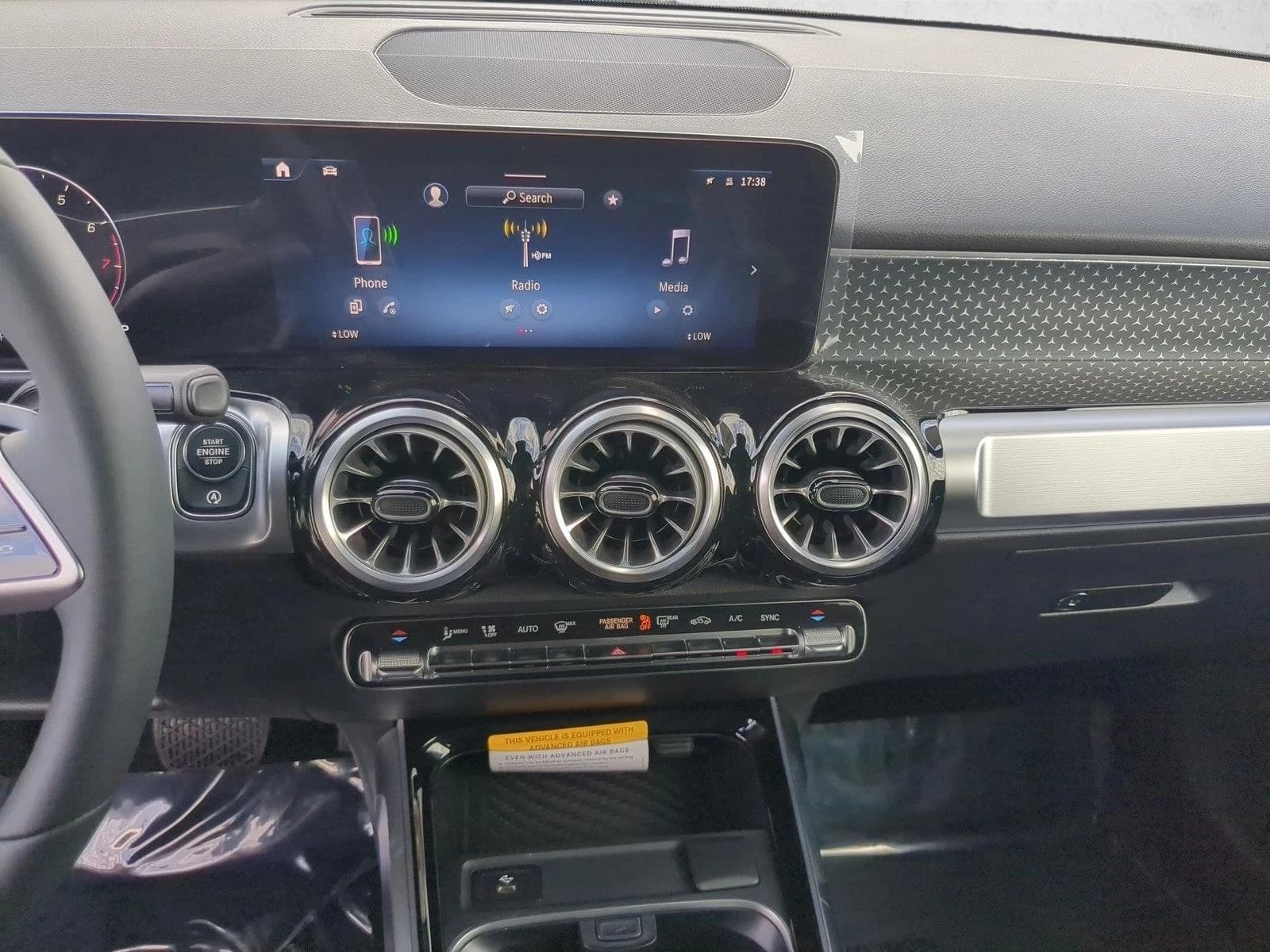 Mercedes-Benz GLB GLB 250 SUV 2026 — side view