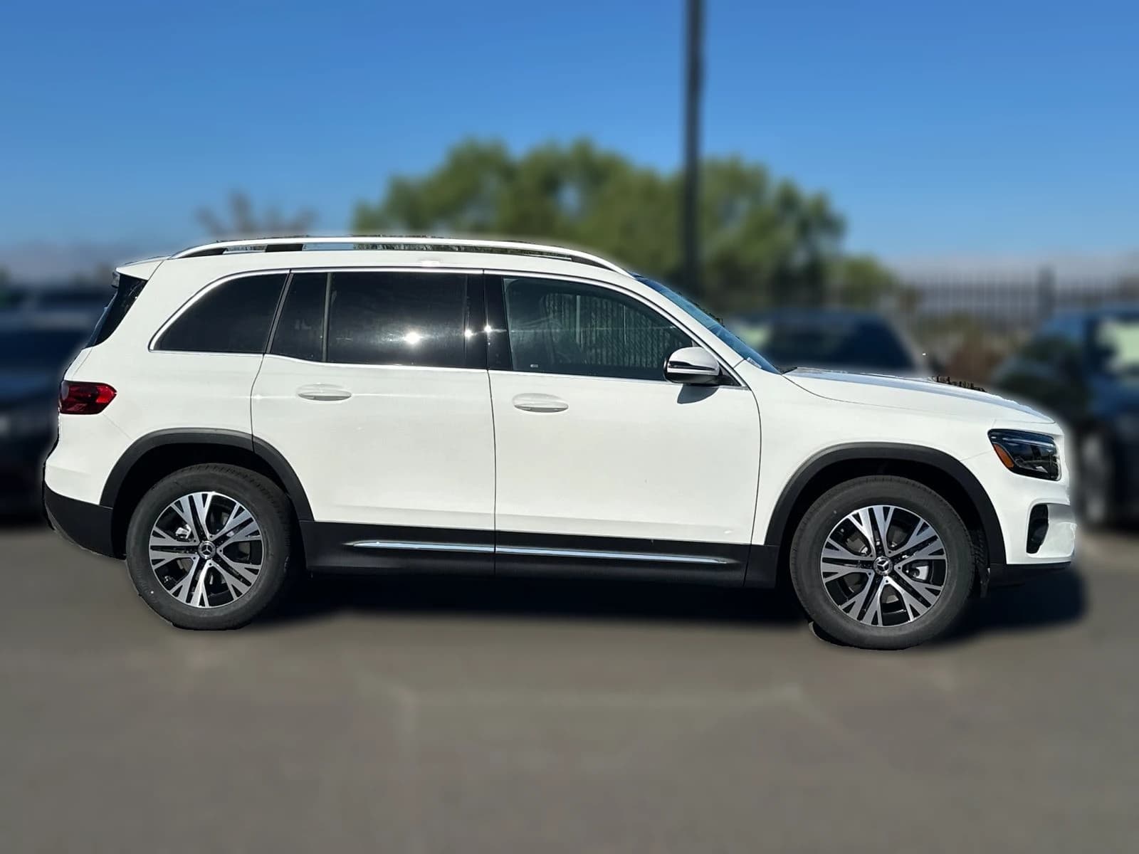 Mercedes-Benz GLB GLB 250 SUV 2026 — side view