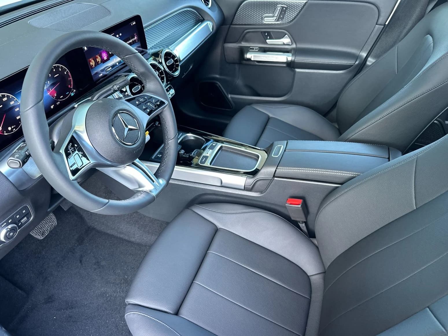 Mercedes-Benz GLB GLB 250 SUV 2026 — side view