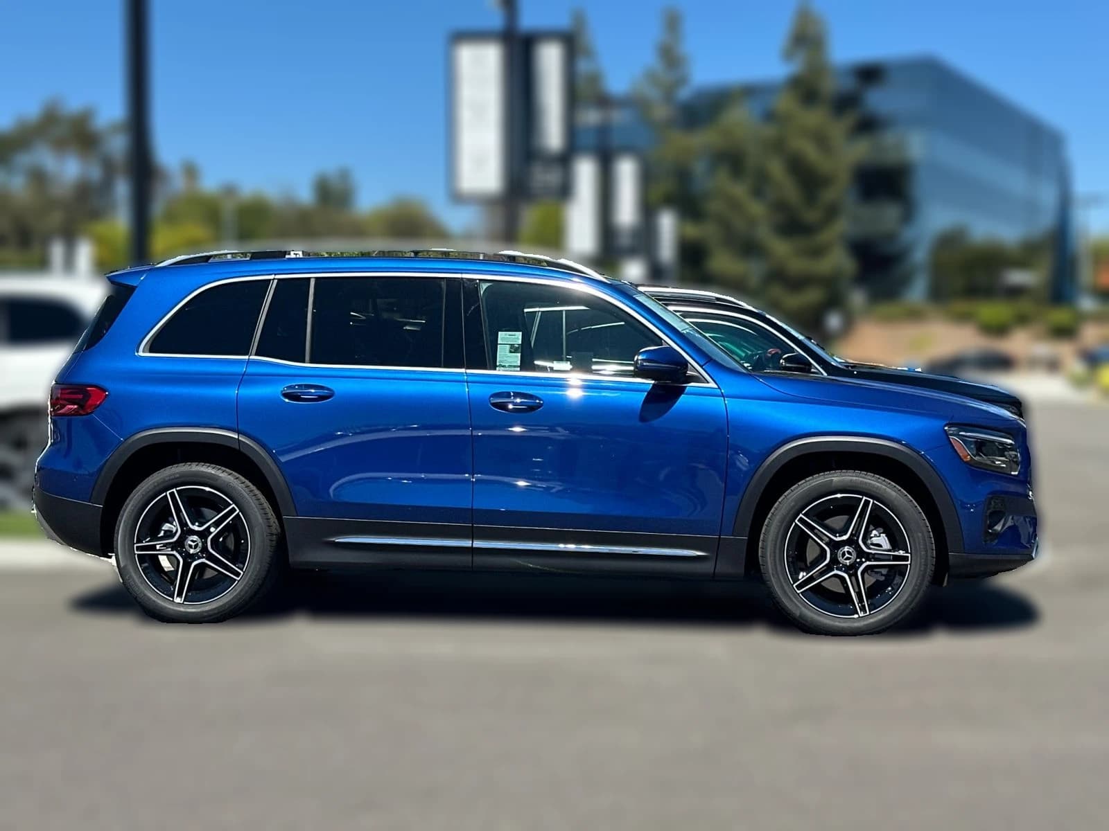Mercedes-Benz GLB GLB 250 SUV 2026 — side view