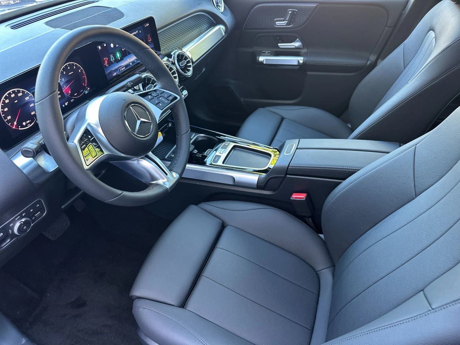 Mercedes-Benz GLB GLB 250 SUV 2026 — side view