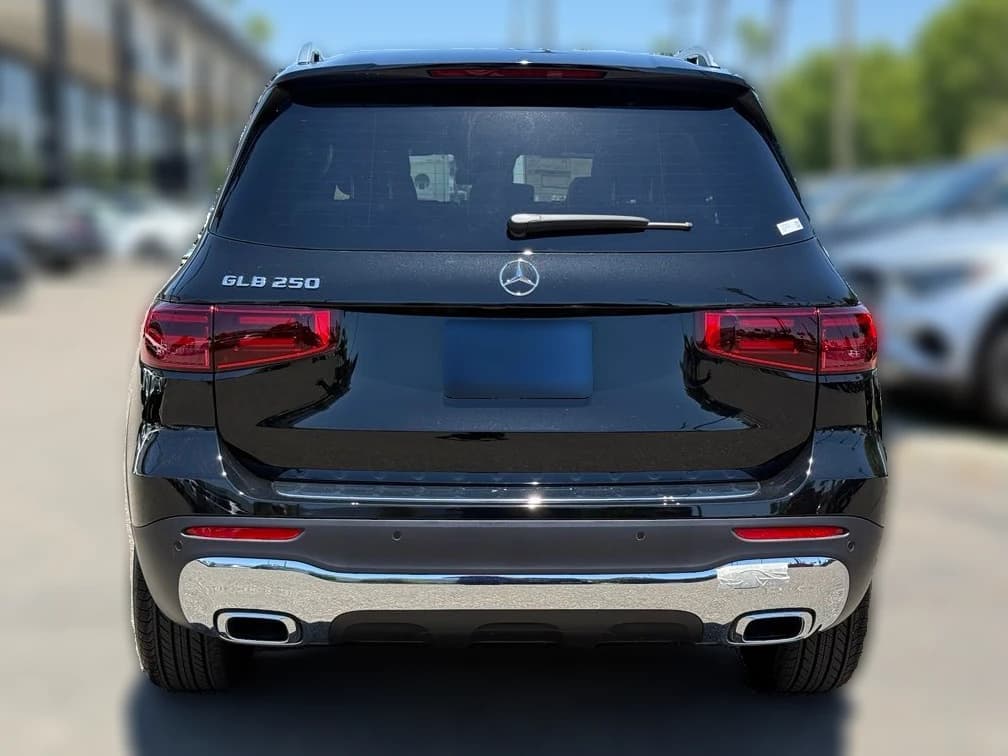 Mercedes-Benz GLB GLB 250 SUV 2026 — side view