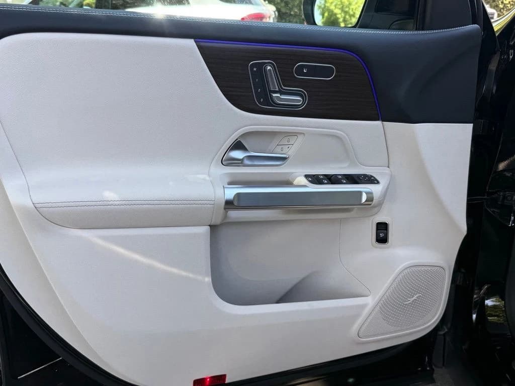 Mercedes-Benz GLB GLB 250 SUV 2026 — side view