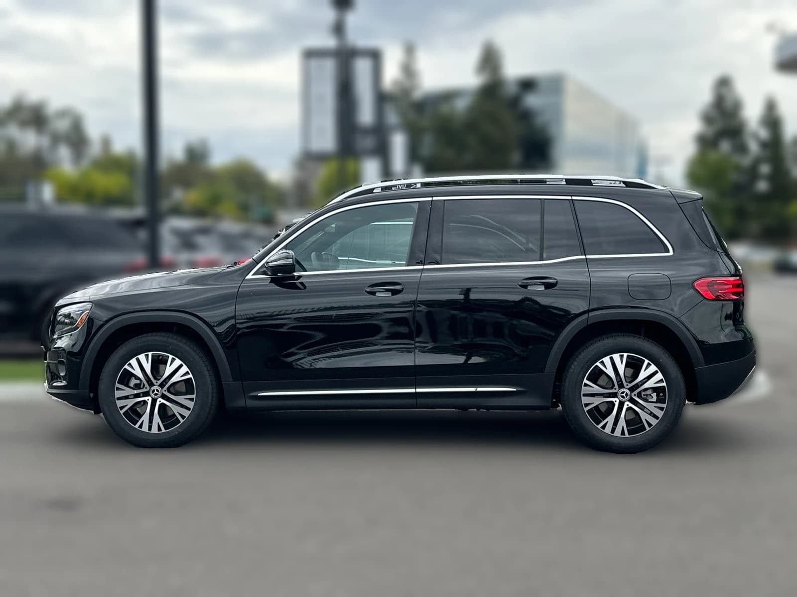 Mercedes-Benz GLB GLB 250 SUV 2026 — side view