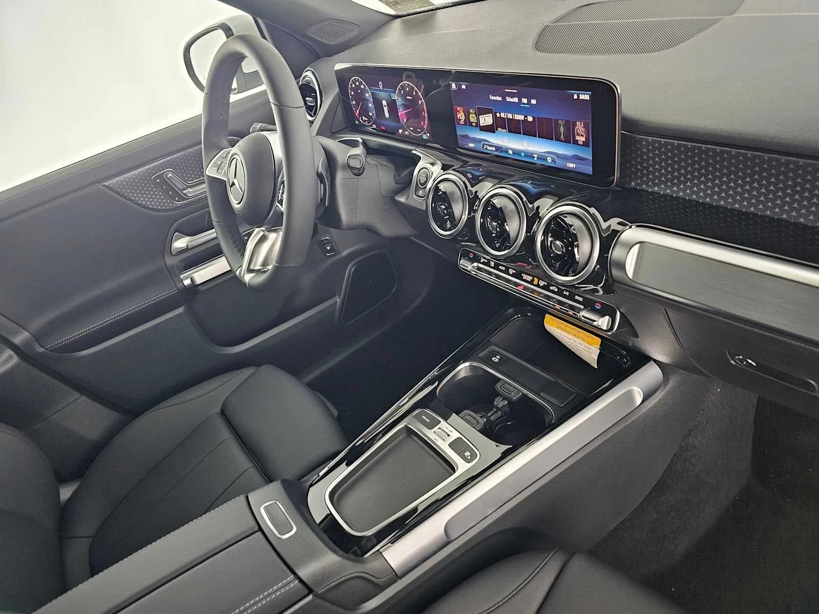 Mercedes-Benz GLB GLB 250 SUV 2026 — side view