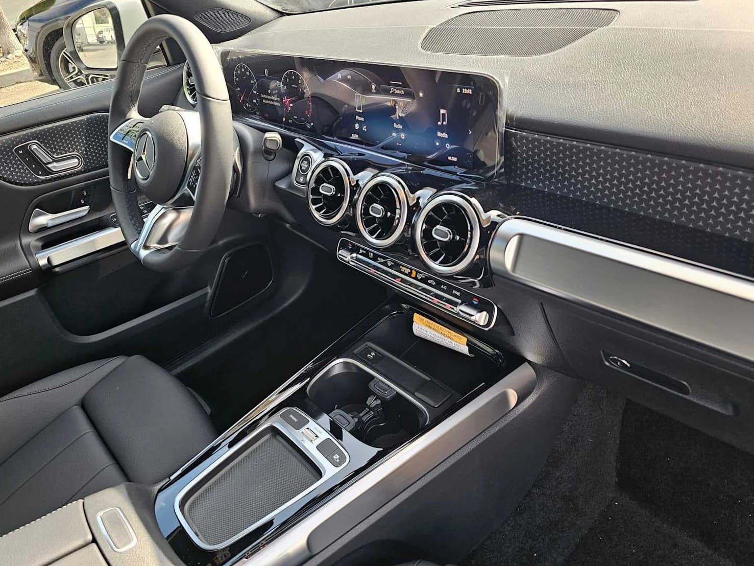 Mercedes-Benz GLB GLB 250 SUV 2026 — side view