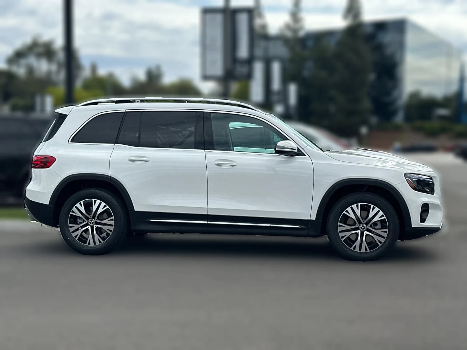 Mercedes-Benz GLB GLB 250 SUV 2026 — side view