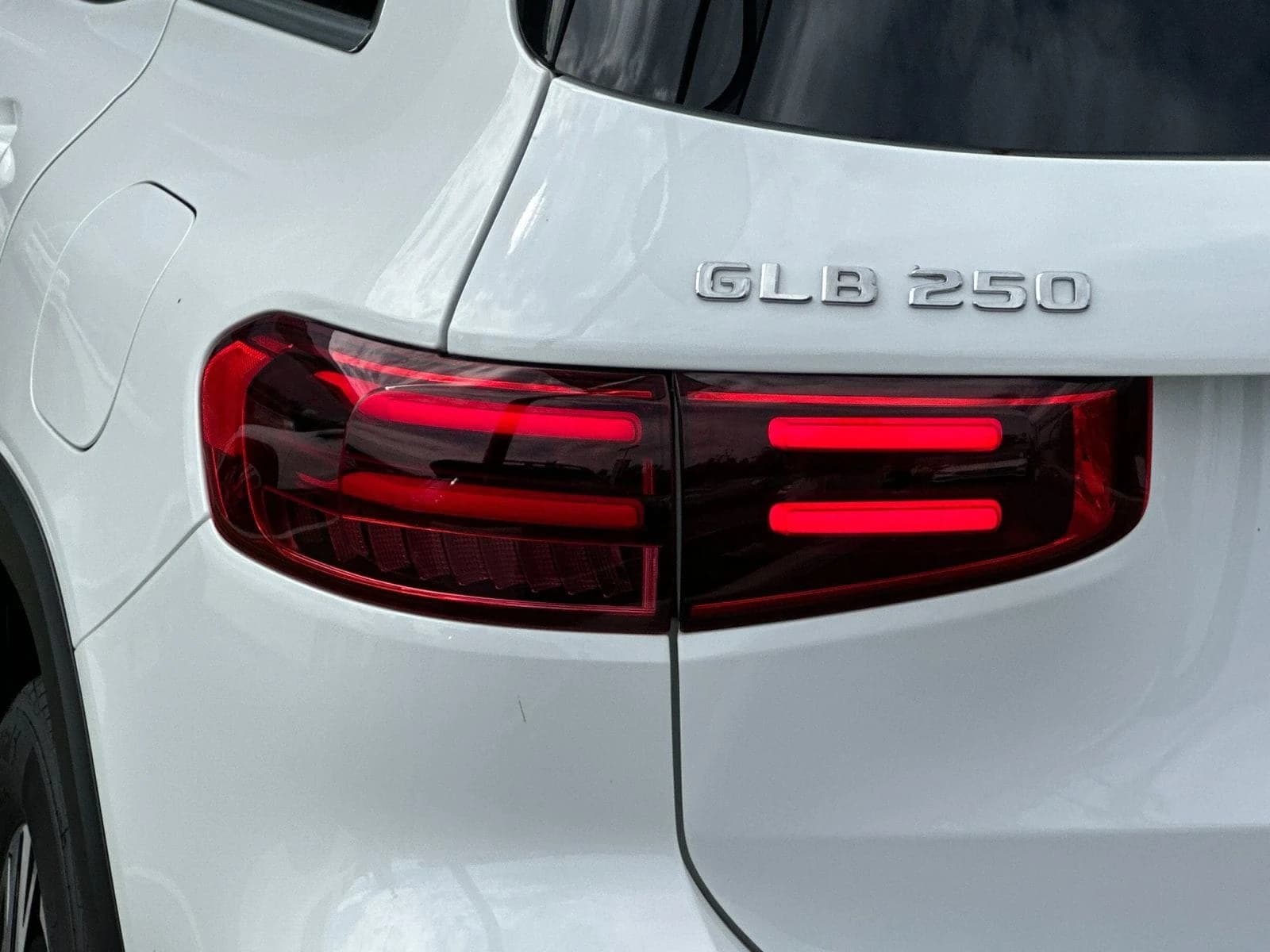Mercedes-Benz GLB GLB 250 SUV 2026 — side view