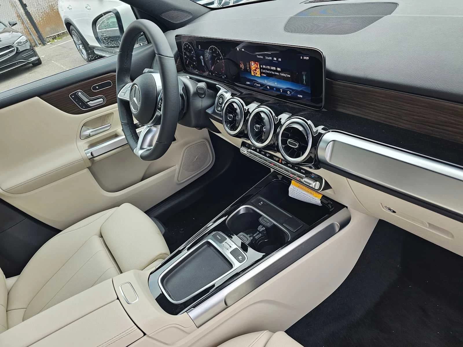 Mercedes-Benz GLB GLB 250 SUV 2026 — side view