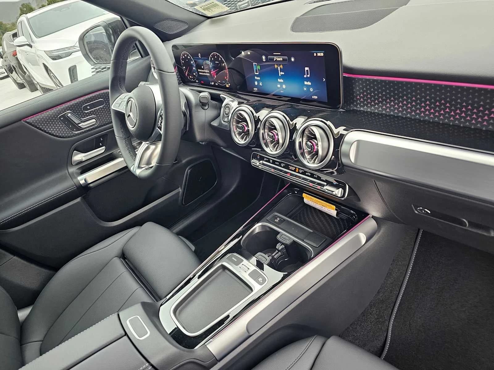 Mercedes-Benz GLB GLB 250 SUV 2026 — side view